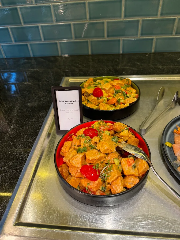 Spicy Vegan Chicken Cocktail auf Buffet-Teller