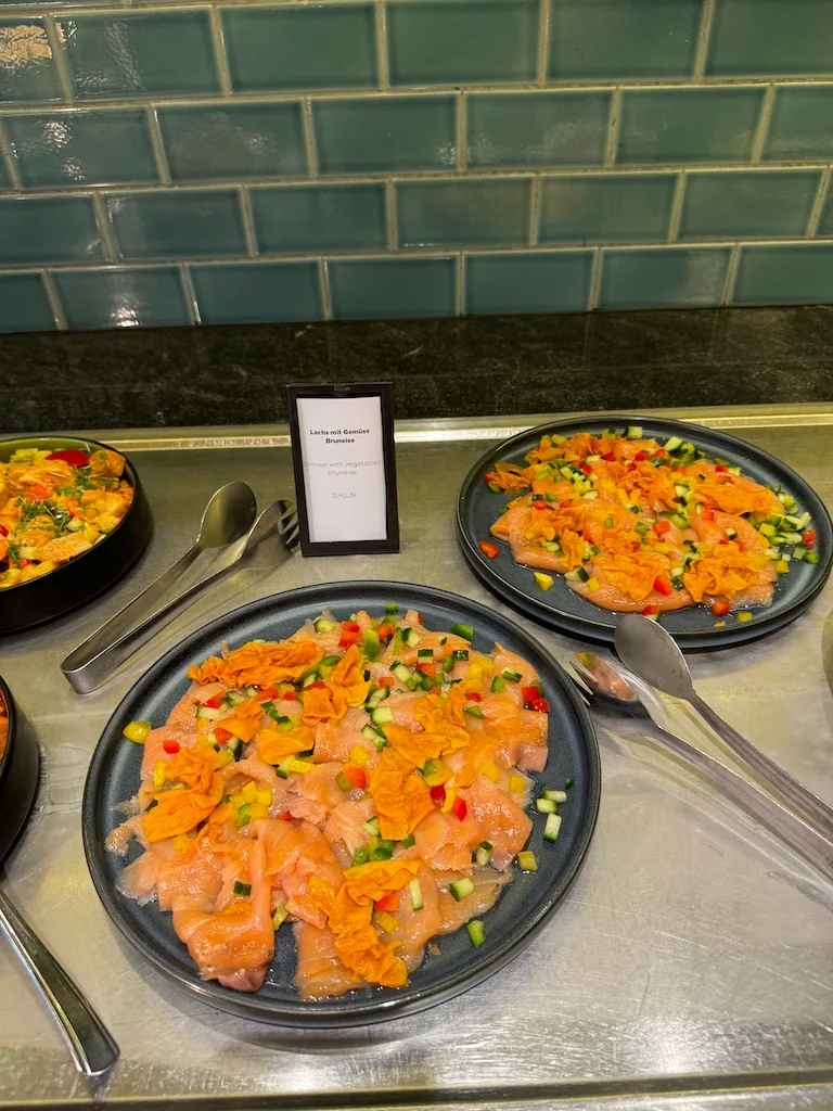 Salat mit Lachs und Gemüse auf Tellern