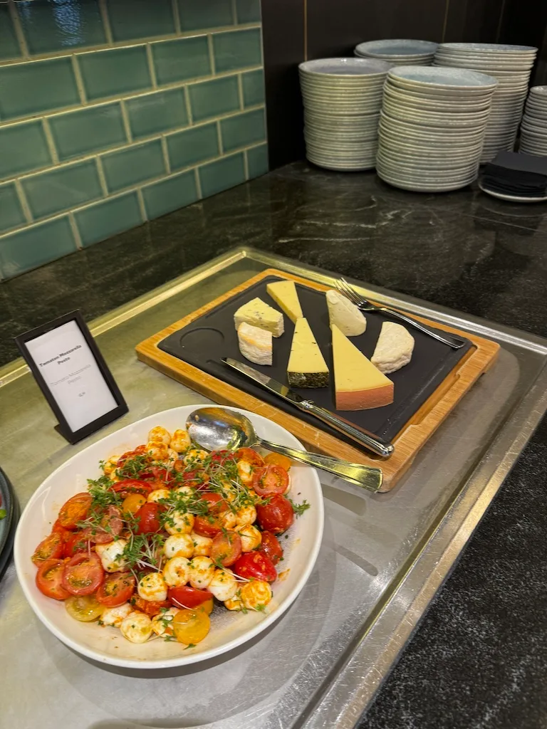 Buffet mit Käse und Tomaten-Salat