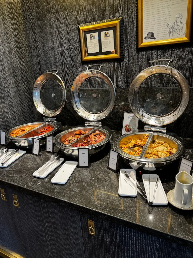 Buffet mit verschiedenen Gerichten auf Edelstahlbehältern