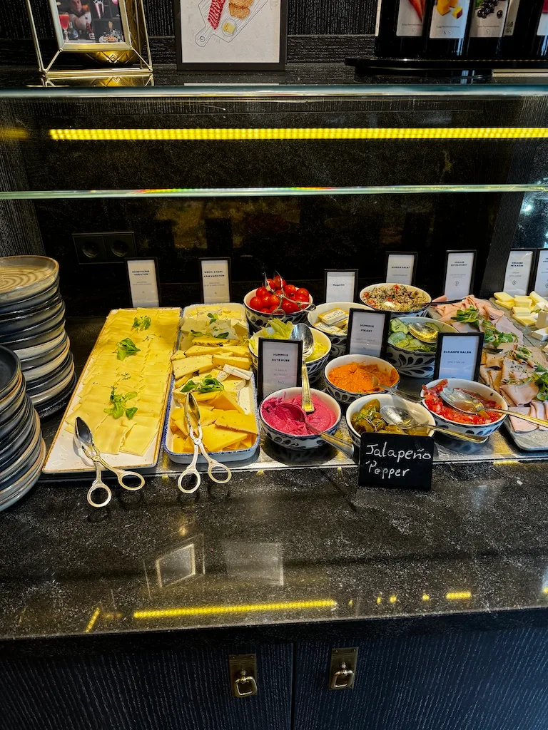Frühstückbuffet mit verschiedenen Speisen und Beilagen