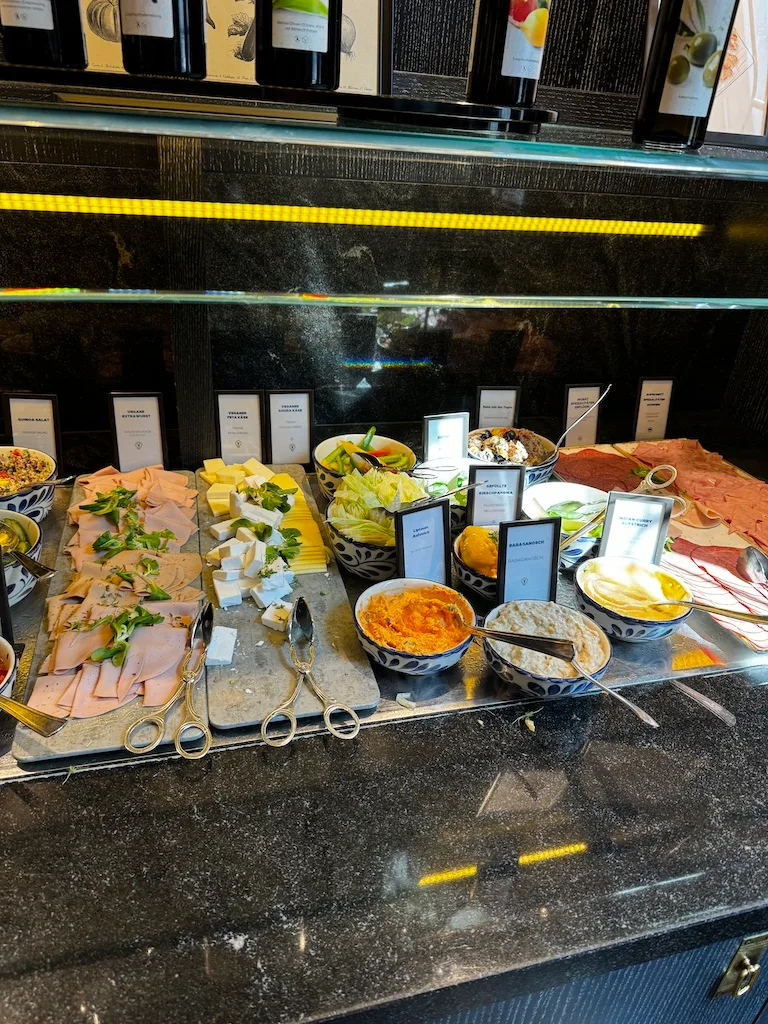 Frühstücksbuffet mit verschiedenen Speisen und Käse