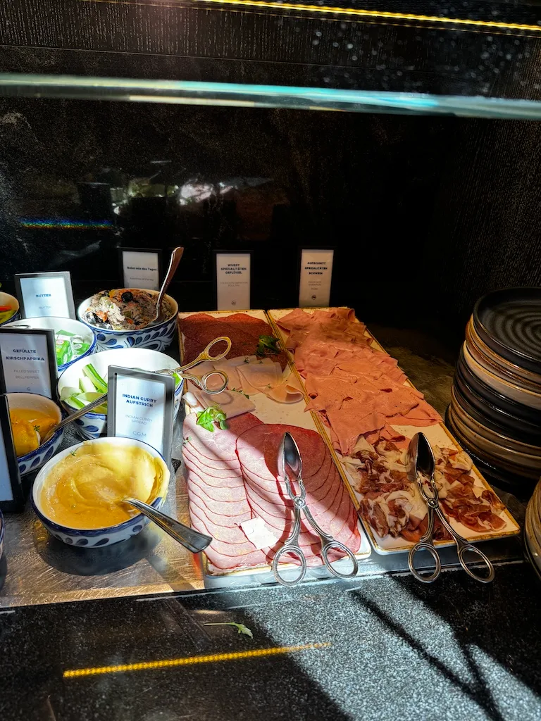 Buffet mit verschiedenen Fleischsorten und Beilagen