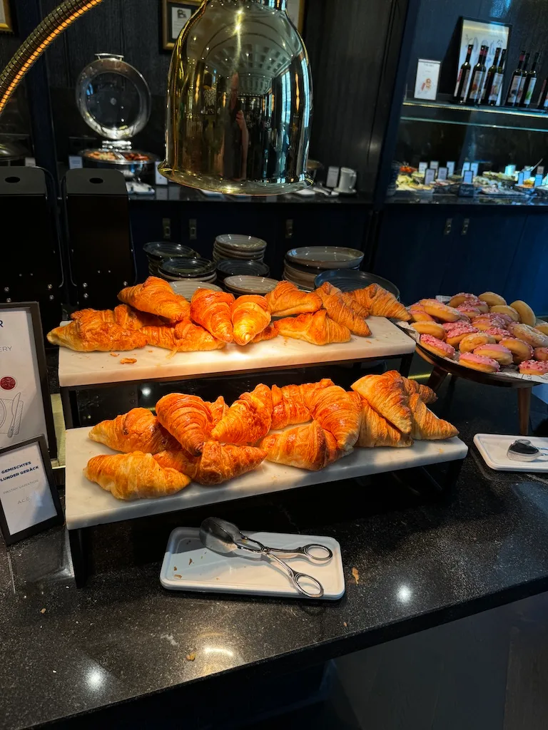 Frühstückstheke mit Croissants und Donuts