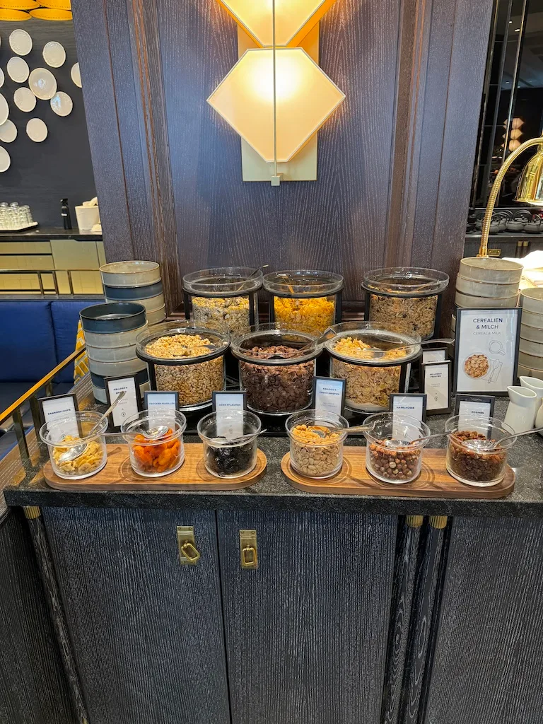 Frühstücksmüslibuffet mit verschiedenen Sorten in Gläsern