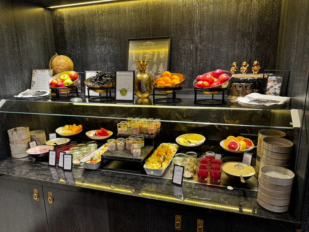 Frühstückbuffet mit Obst und Desserts auf Marmortisch