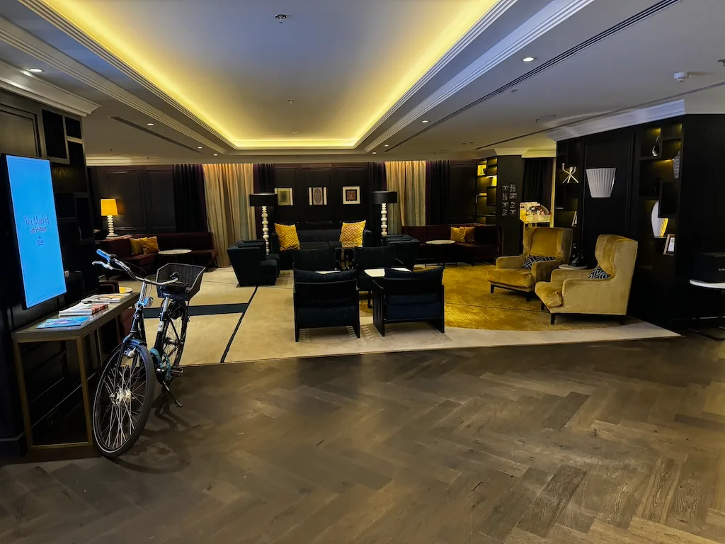 Hotellobby mit Sesseln und Fernseher
