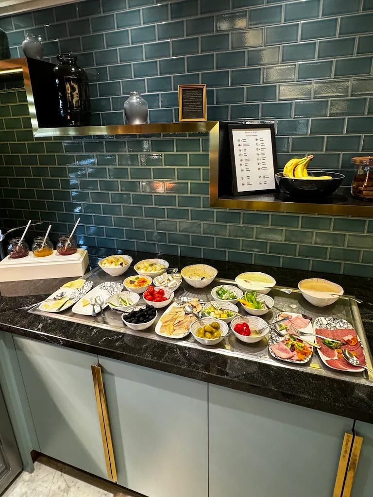 Frühstückbuffet mit verschiedenen Speisen und Früchten