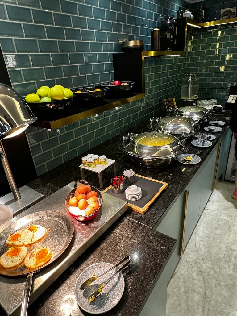 Frühstücksbuffet mit Obst und Eiern auf dem Tisch
