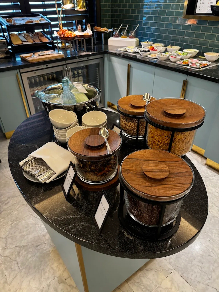 Frühstücksservice mit Müslischalen und Kaffeekannen auf Marmertisch