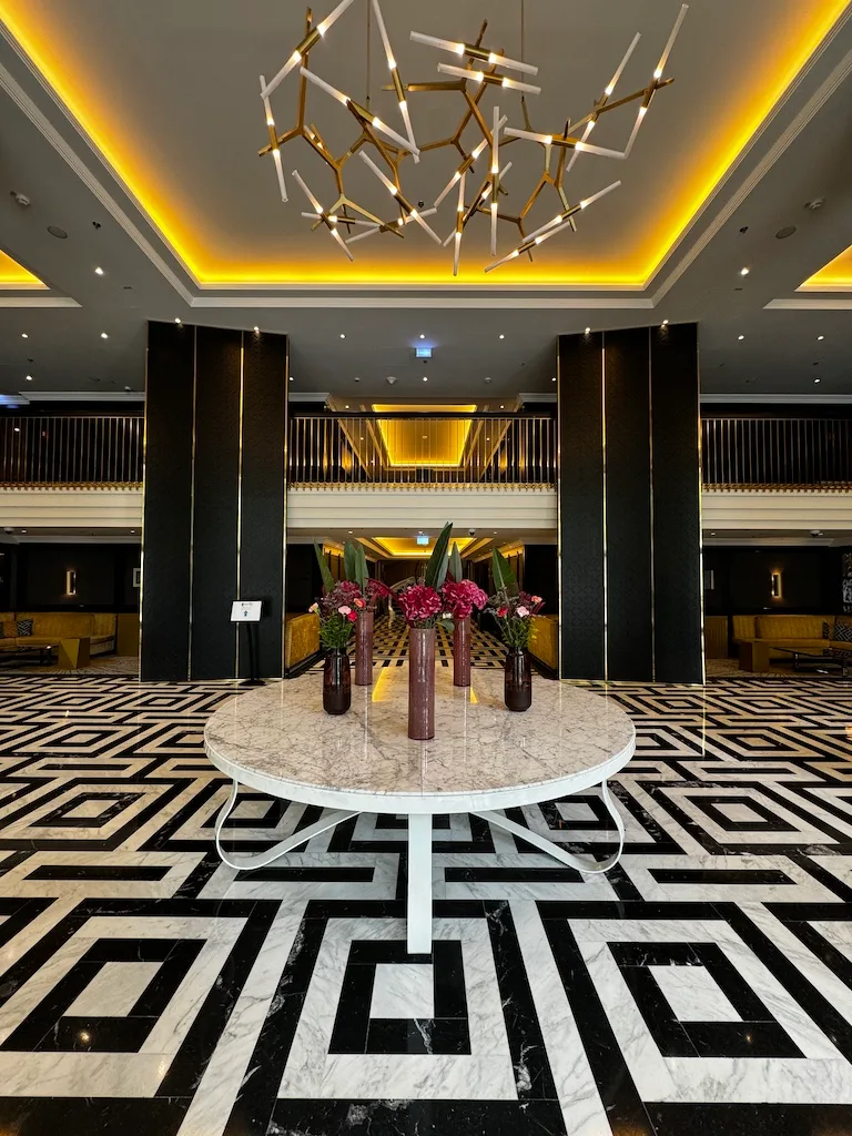 Elegant Hotellobby mit Mosaikfußboden und moderner Beleuchtung