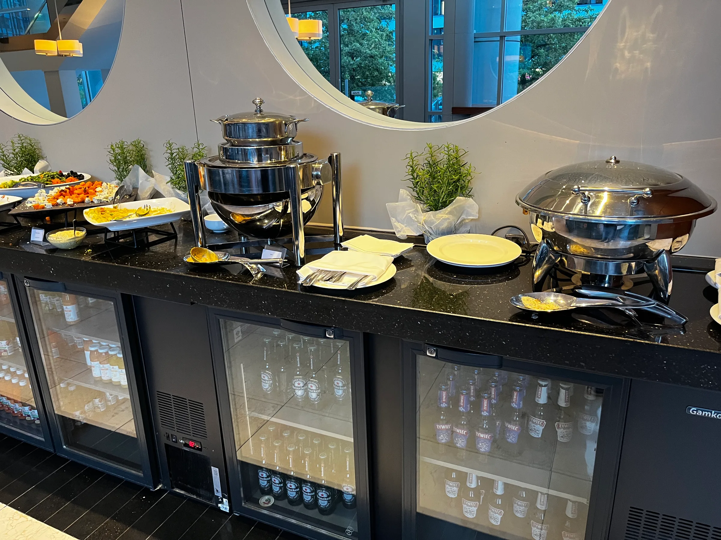 Buffet mit warmen Gerichten und Getränkekühlschränken im Hotel