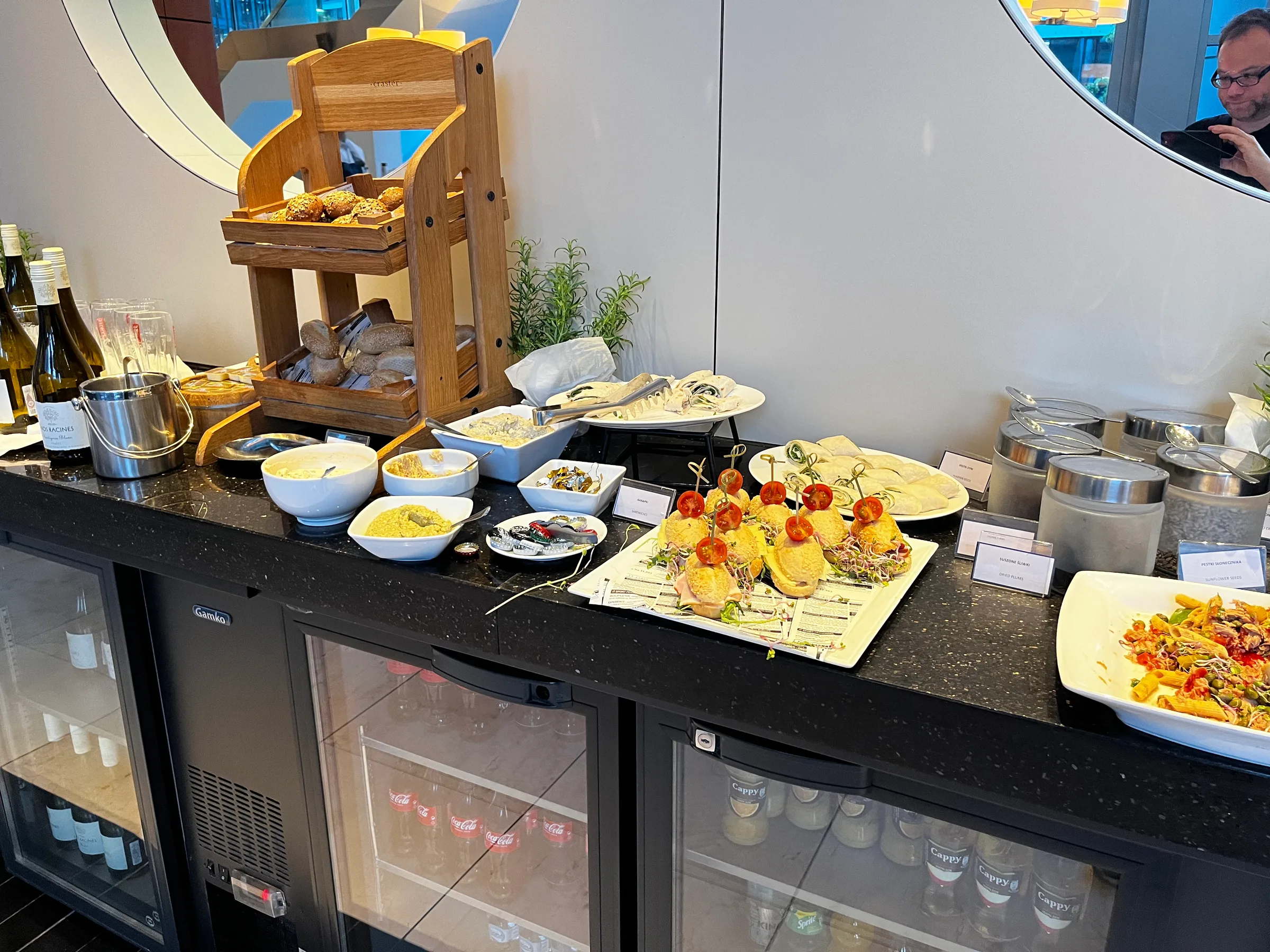 Buffet mit verschiedenen Speisen und Getränken im Hotel