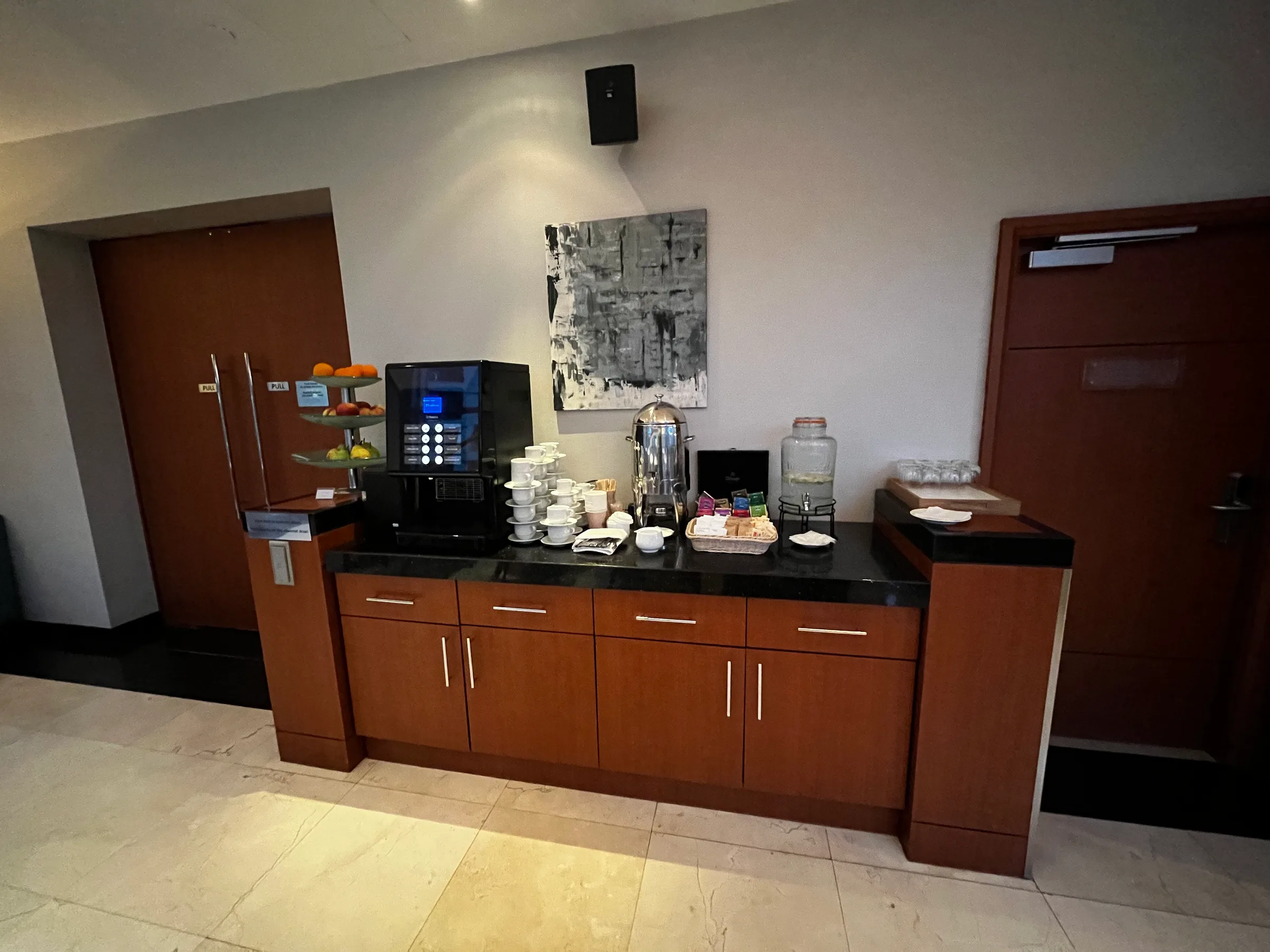 Frühstücksservice im Hotel mit Kaffeevollautomat und Früchten