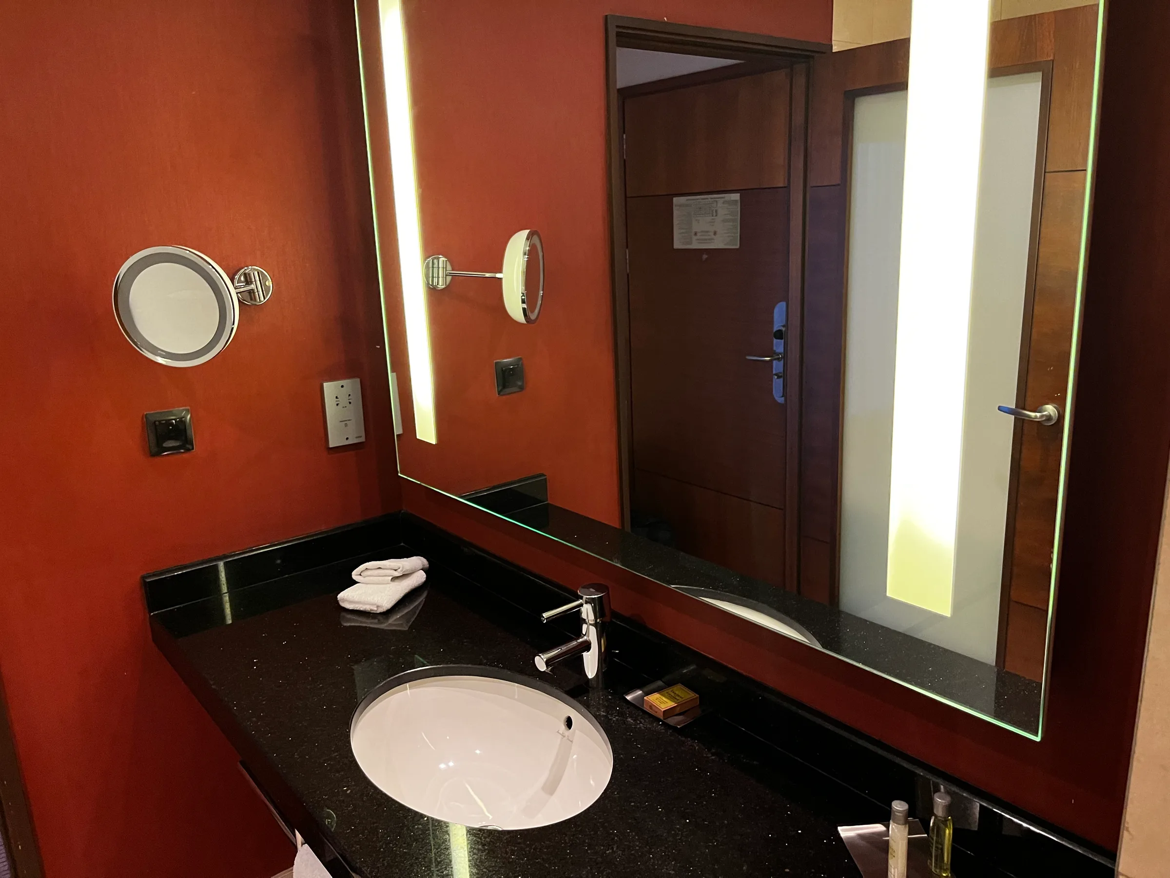 Hotelbadezimmer mit Waschbecken und Spiegel