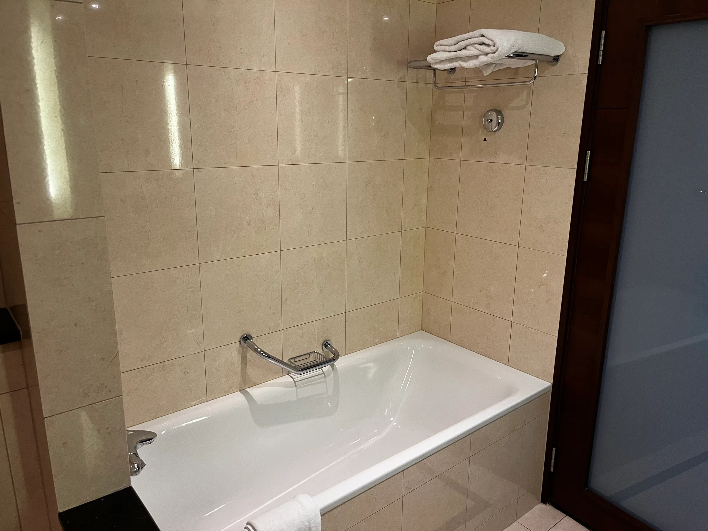 Hotelbad mit Badewanne und Handtuchhalter