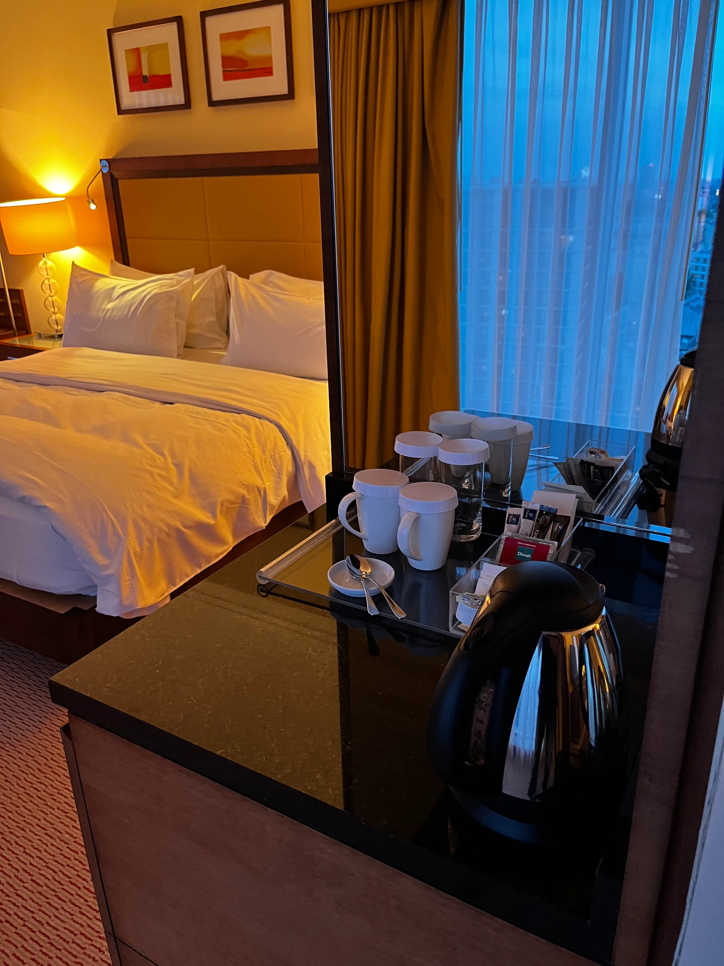 Hotelzimmer mit Doppelbett und Kaffeemaschine auf Tisch