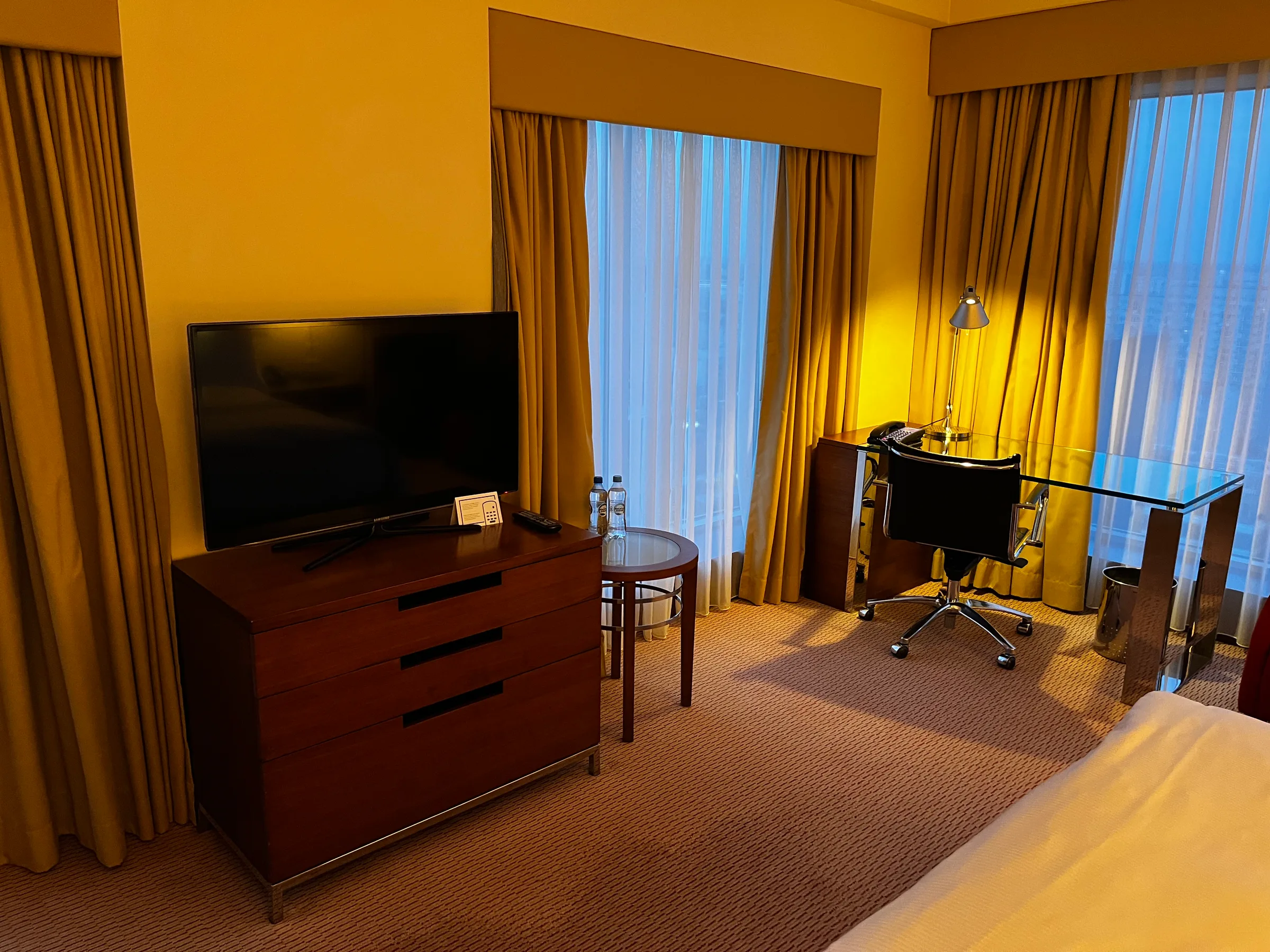 Hotelzimmer mit Fernseher und Schreibtisch