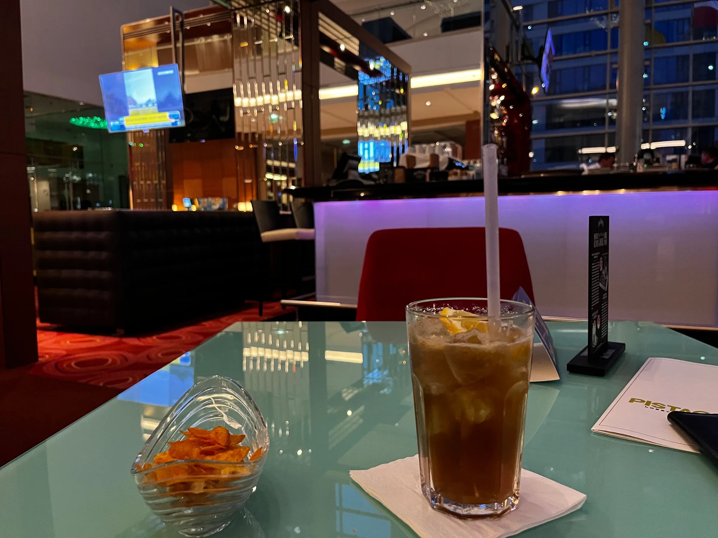 Hotelbar mit Getränken und Chips auf Tisch