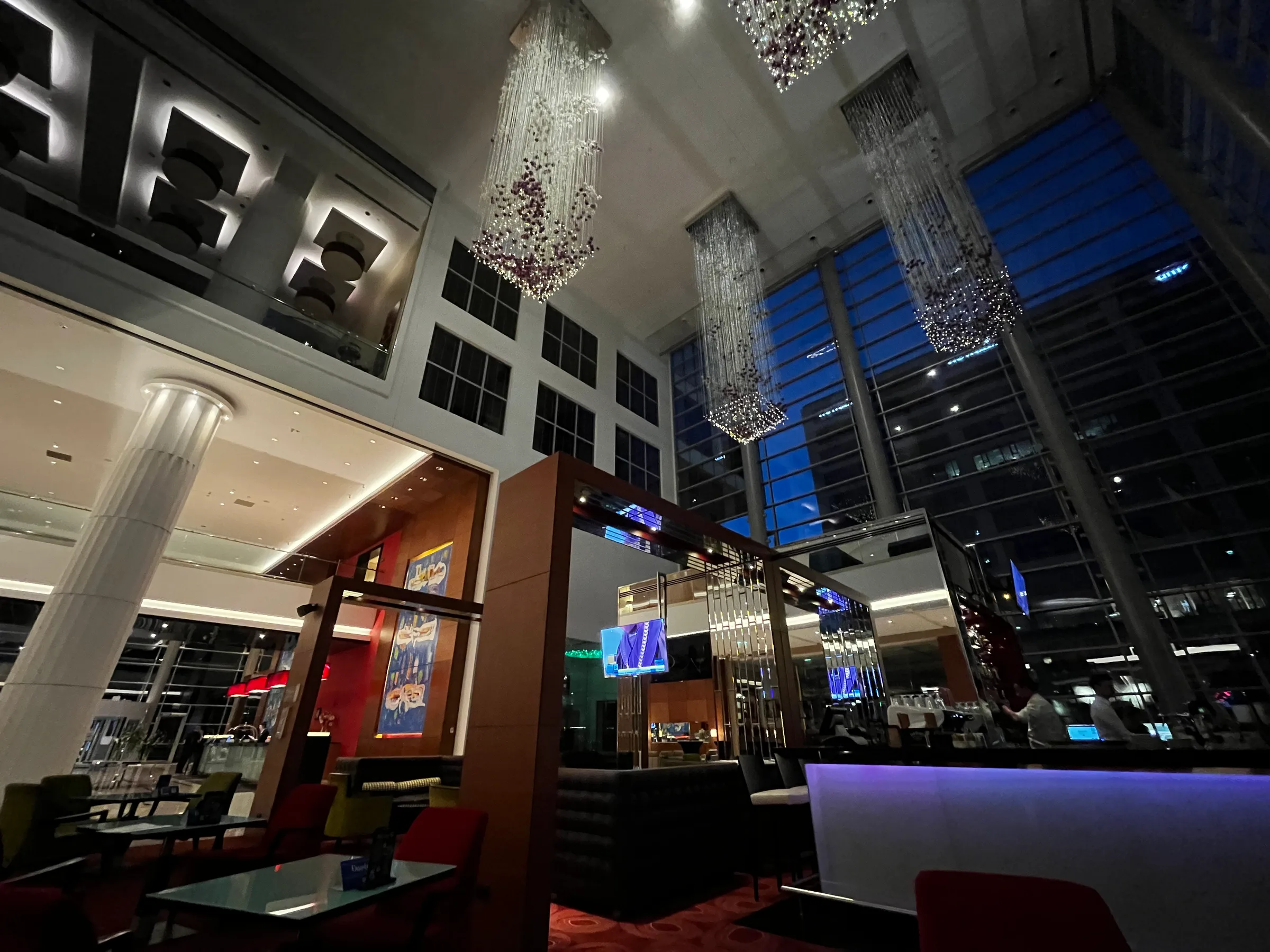 Lobby des Hotels mit Sitzgelegenheiten und Bar