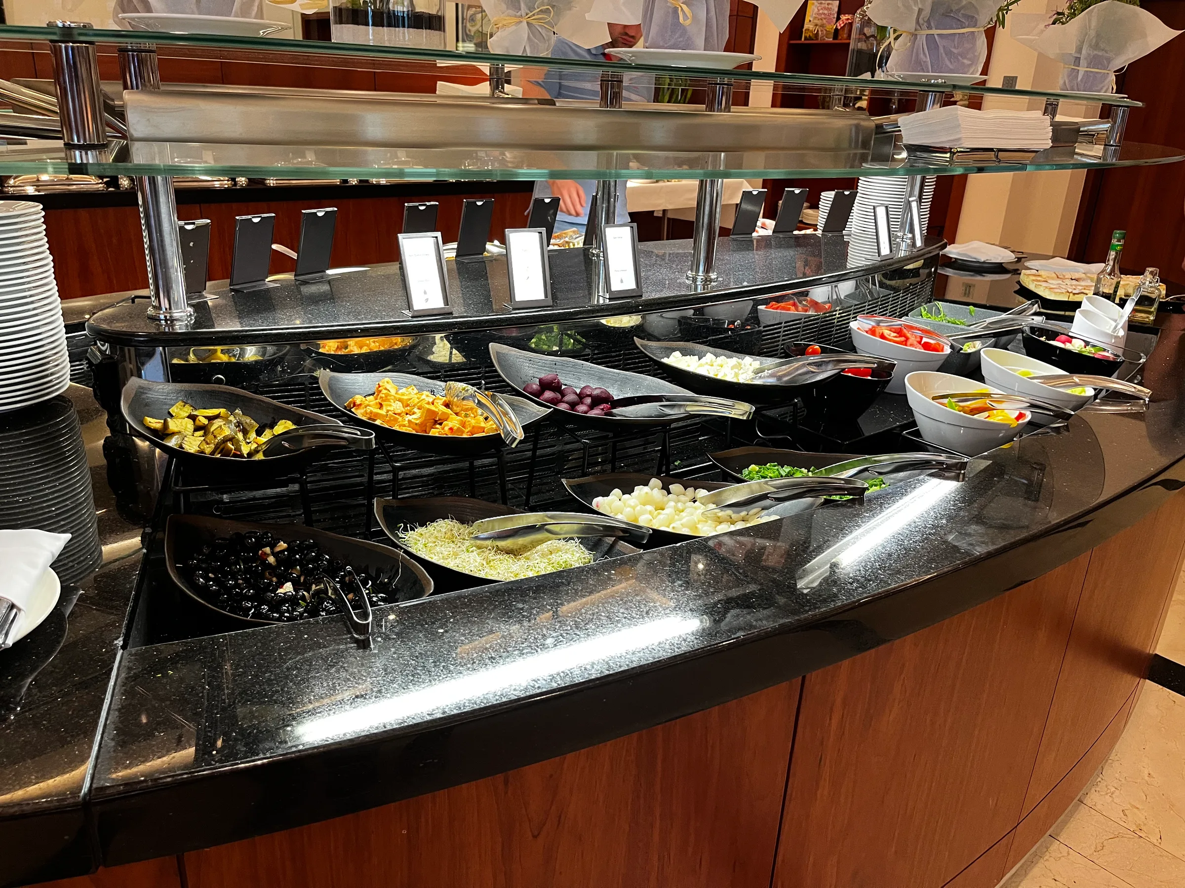 Buffet mit verschiedenen Salatbeilagen und Beilagen auf Schalen