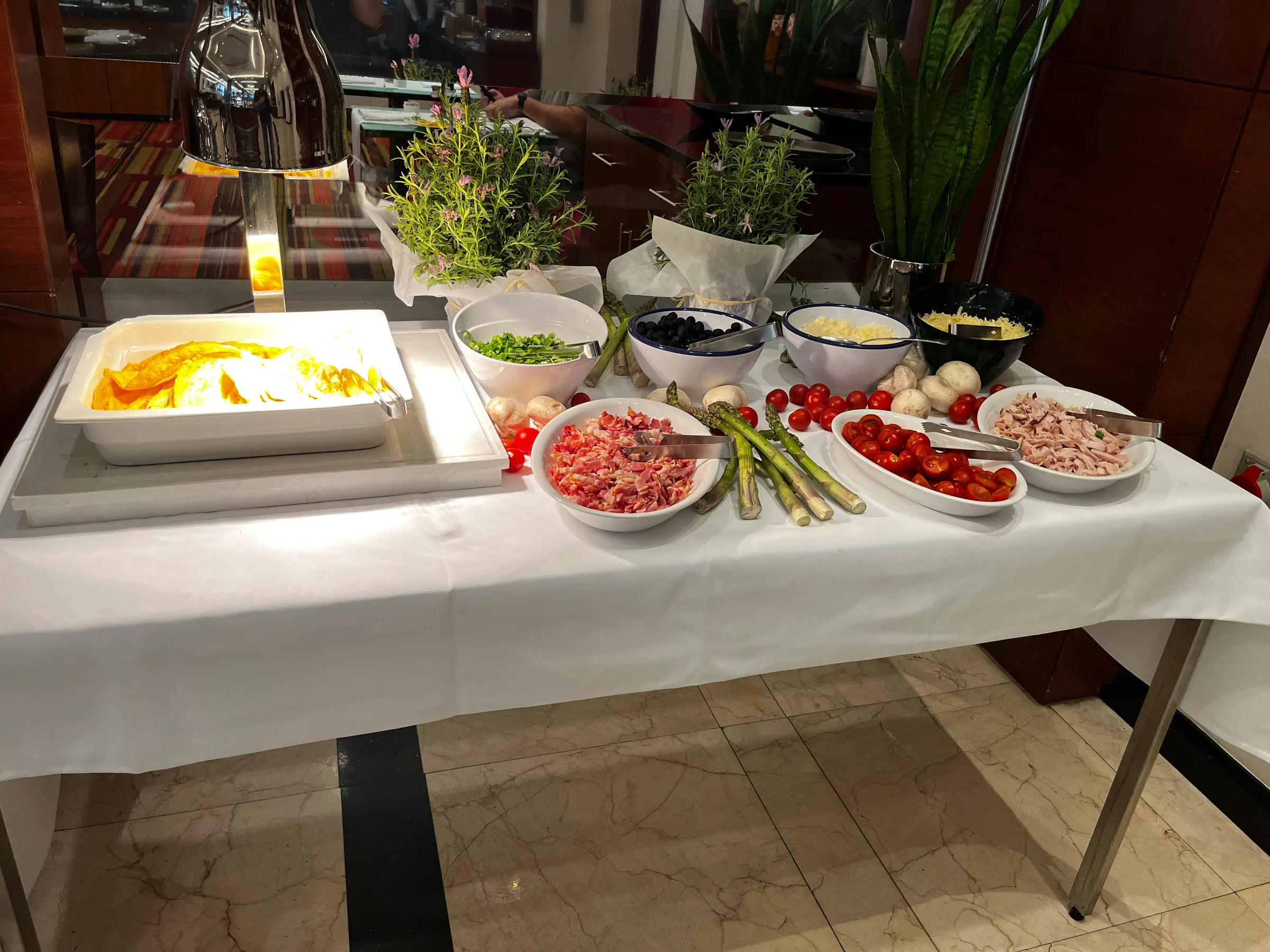 Frühstückstablett mit verschiedenen Lebensmitteln auf weißer Tischdecke