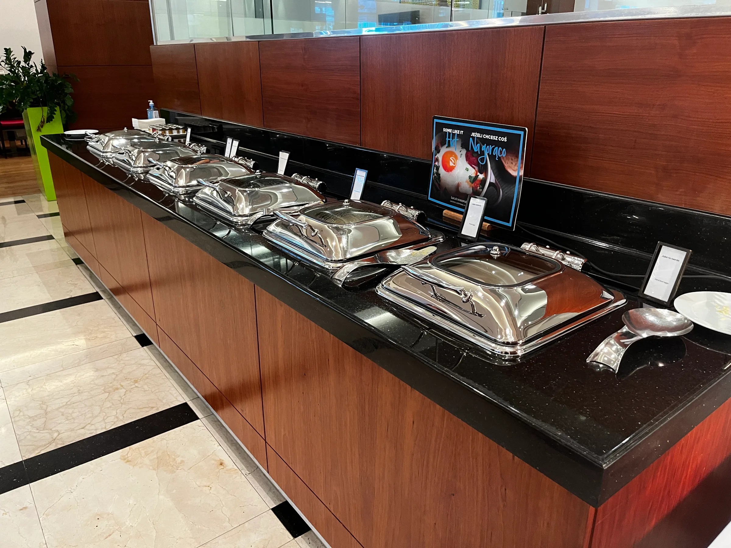 Buffet mit silbernen Schalen auf schwarzem Tisch