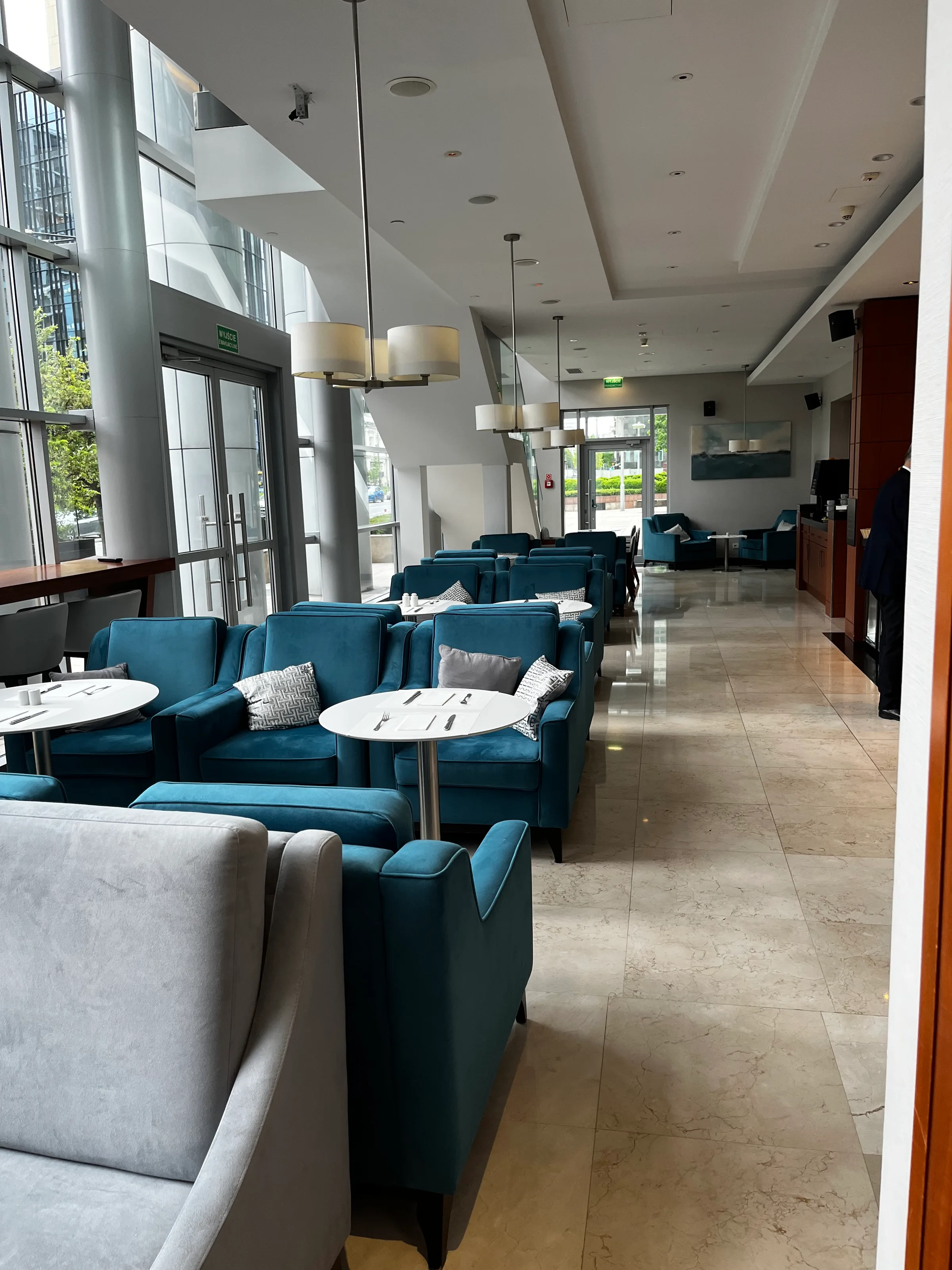 Loungebereich mit blauen Sofas und runden Tischen