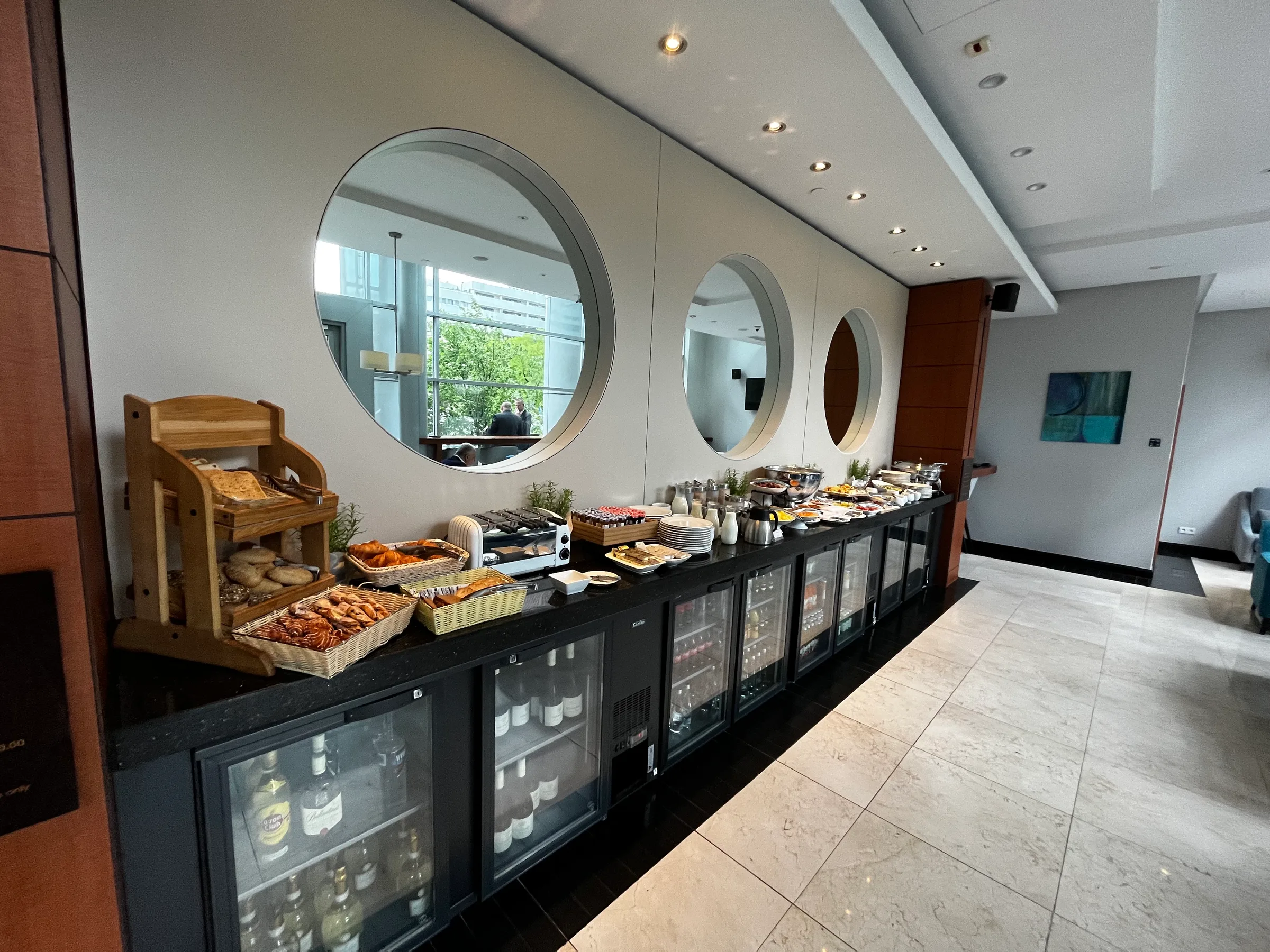 Frühstücksbuffet mit verschiedenen Speisen und Getränken