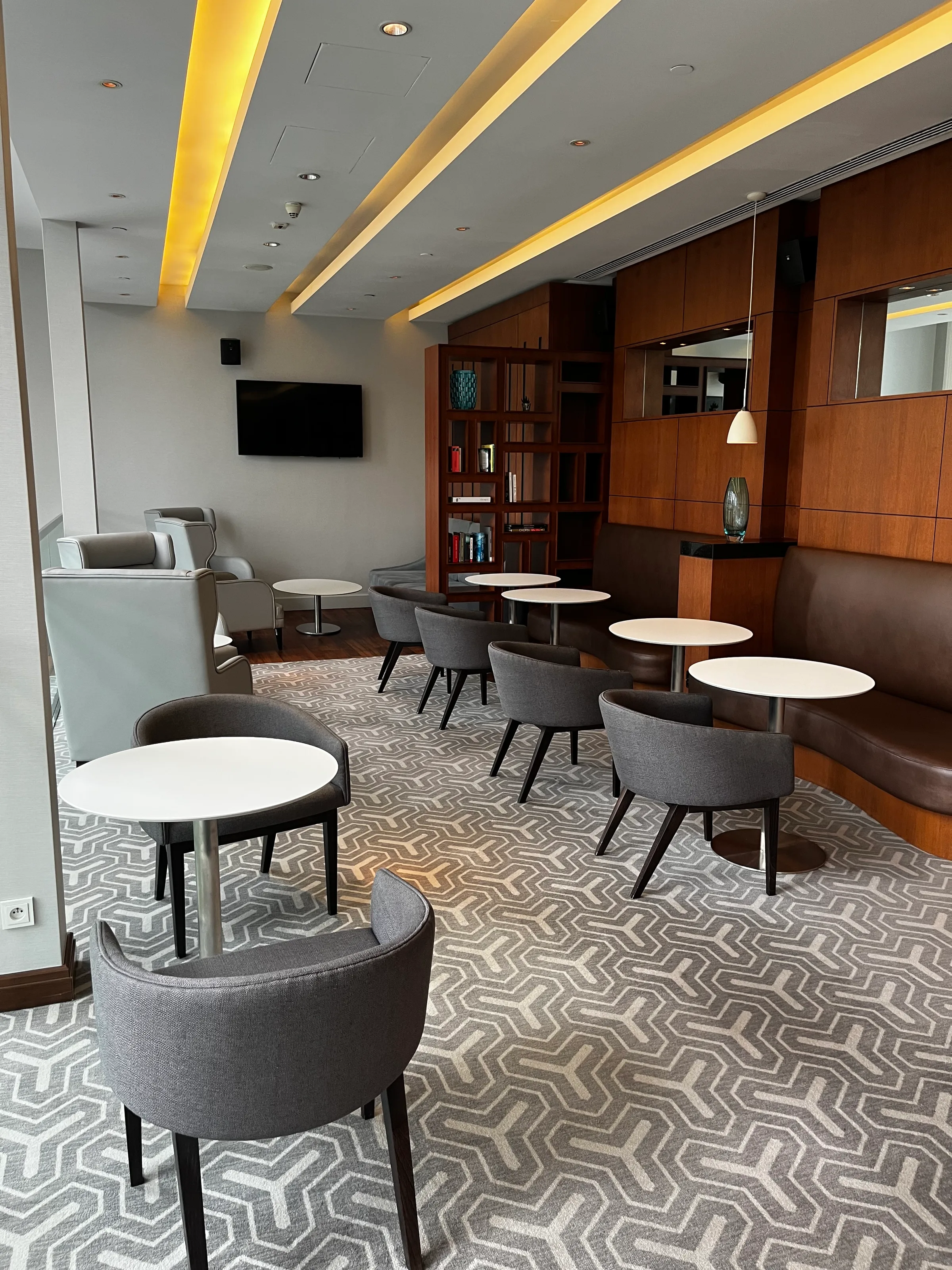Hotellobby mit Sesseln und Tischen