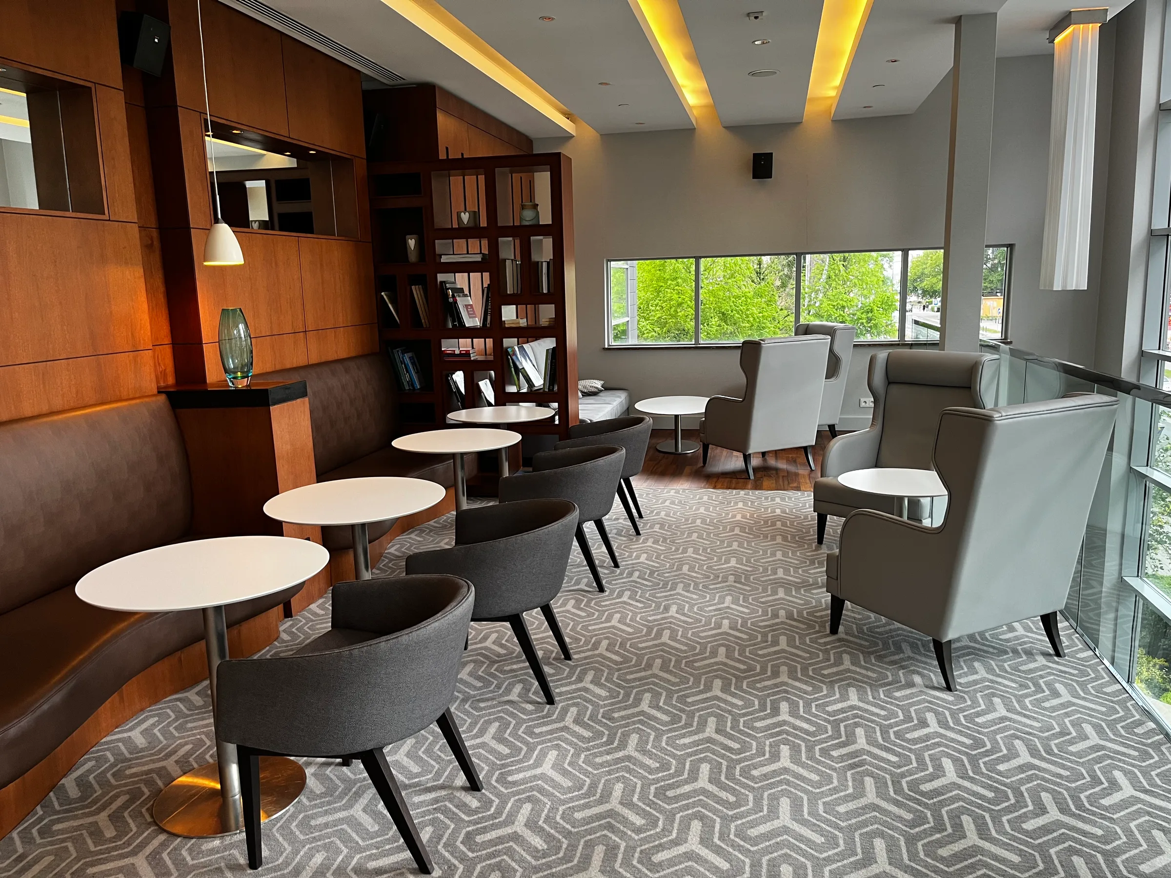 Lounge mit Sesseln und Tischen im Hotel
