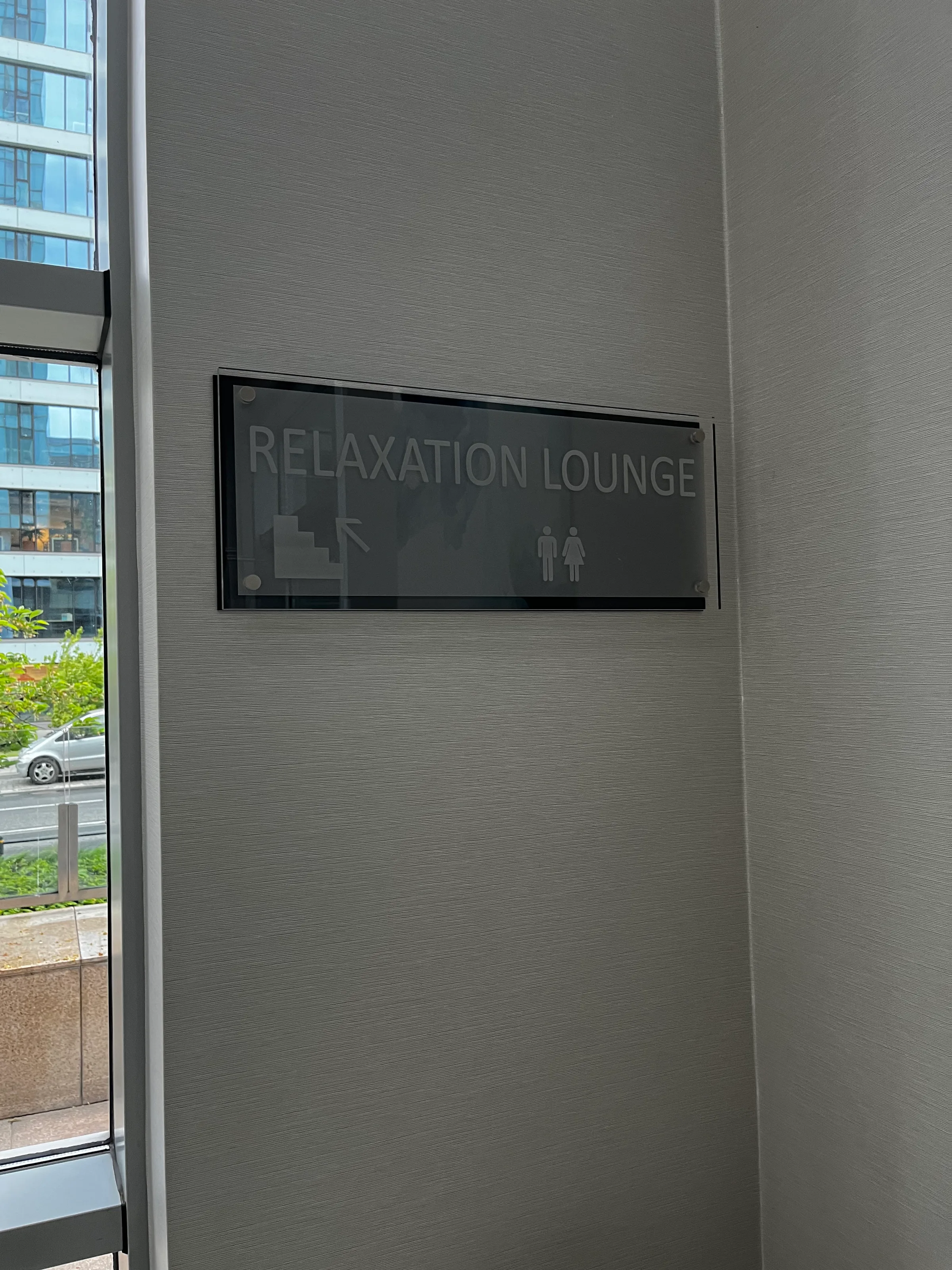 Entspannungslounge-Schild mit Piktogrammen für Herren- und Damen-WC