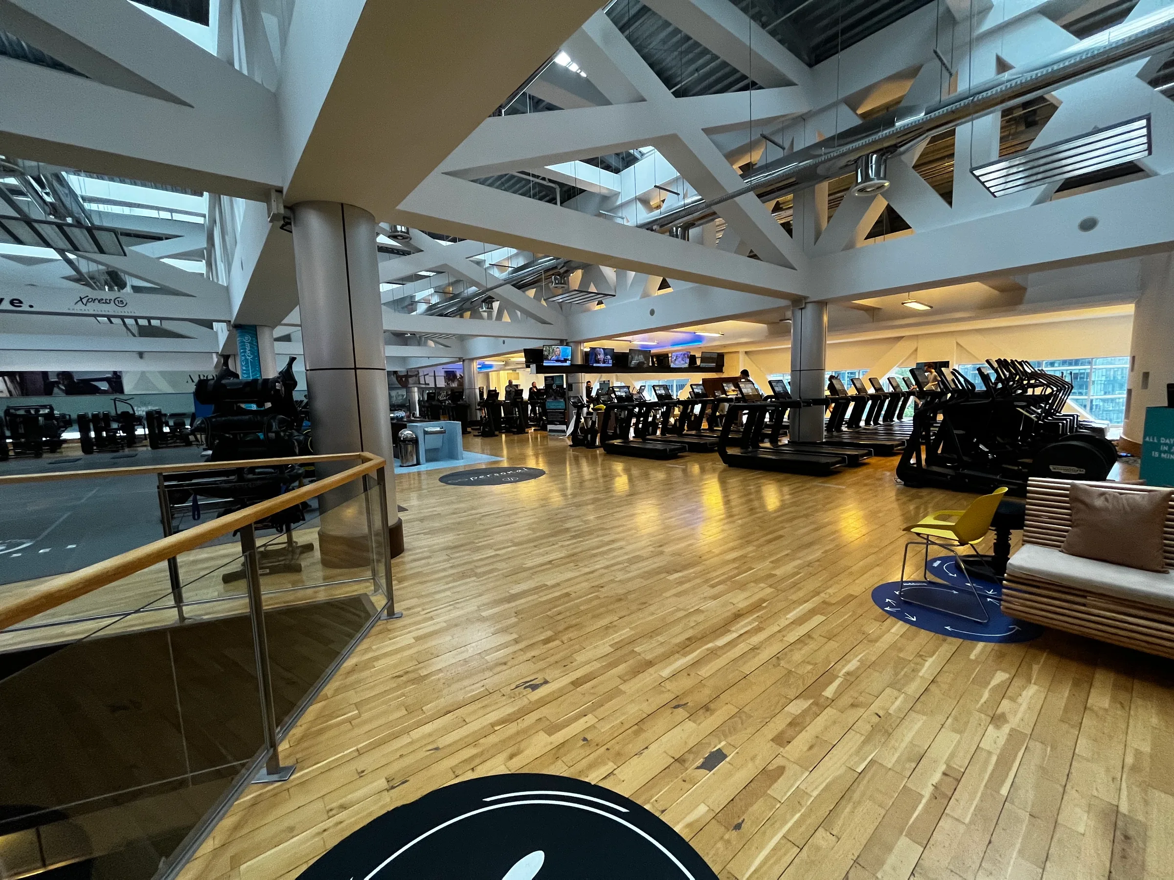 Fitnessraum mit Laufbändern und Sitzecken