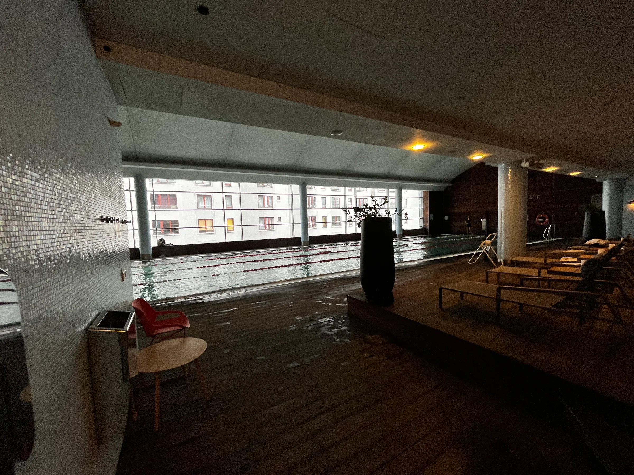Innenansicht eines Hotels mit Pool und Holzboden