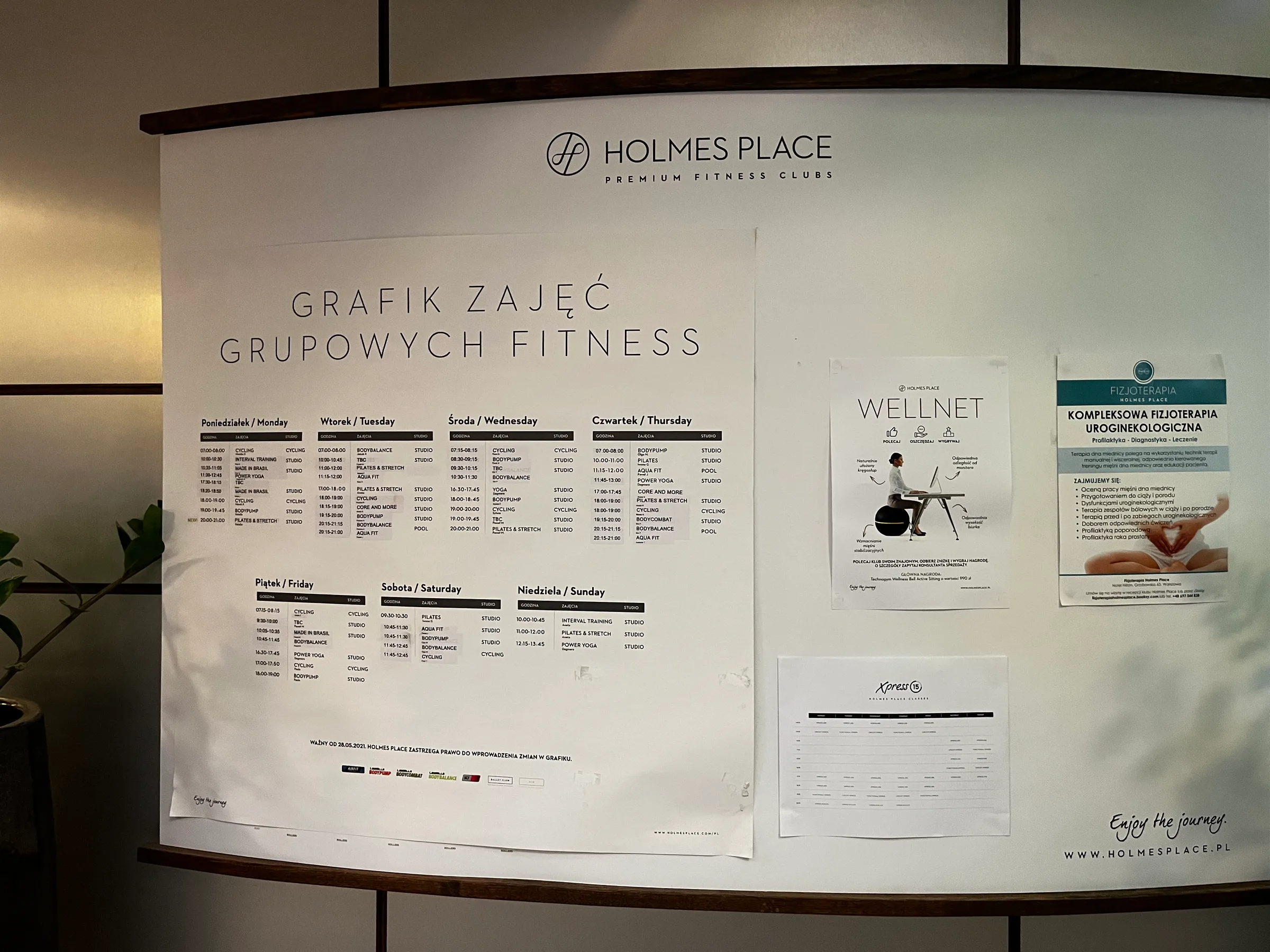 Fitness-Kursplan an der Wand im Fitnessstudio