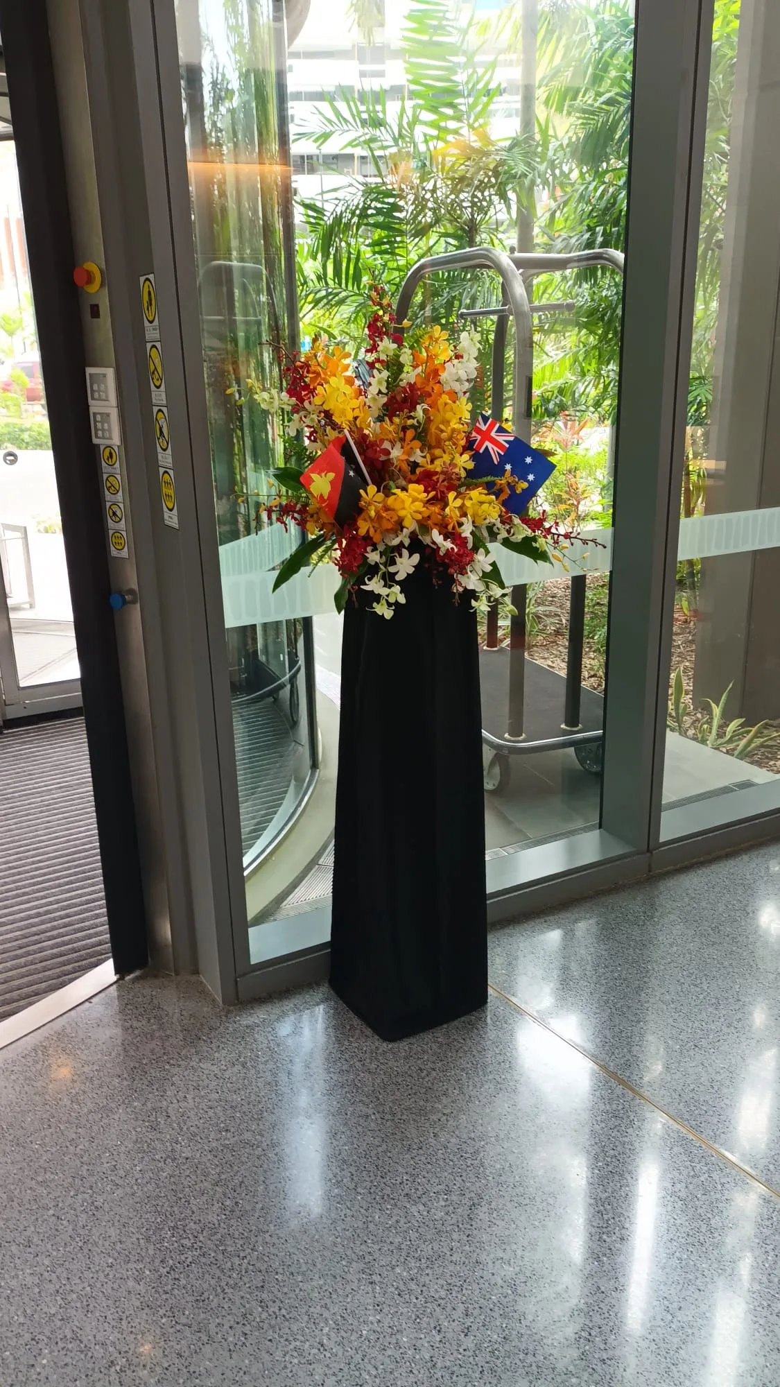 Blumenstrauß mit australischer Flagge im Eingangsbereich eines Hotels
