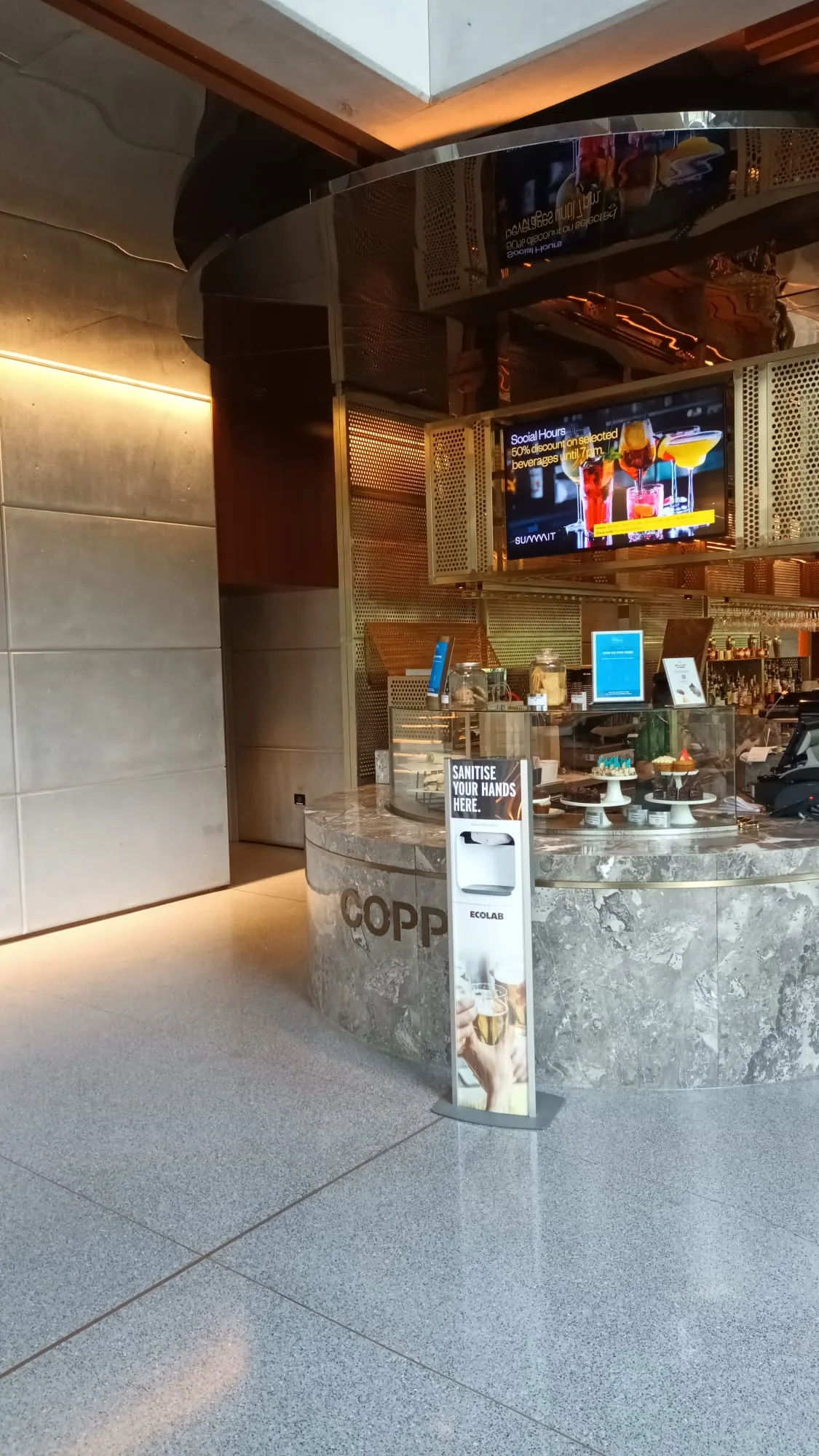 Hotellobby mit Bar und Informationsstand