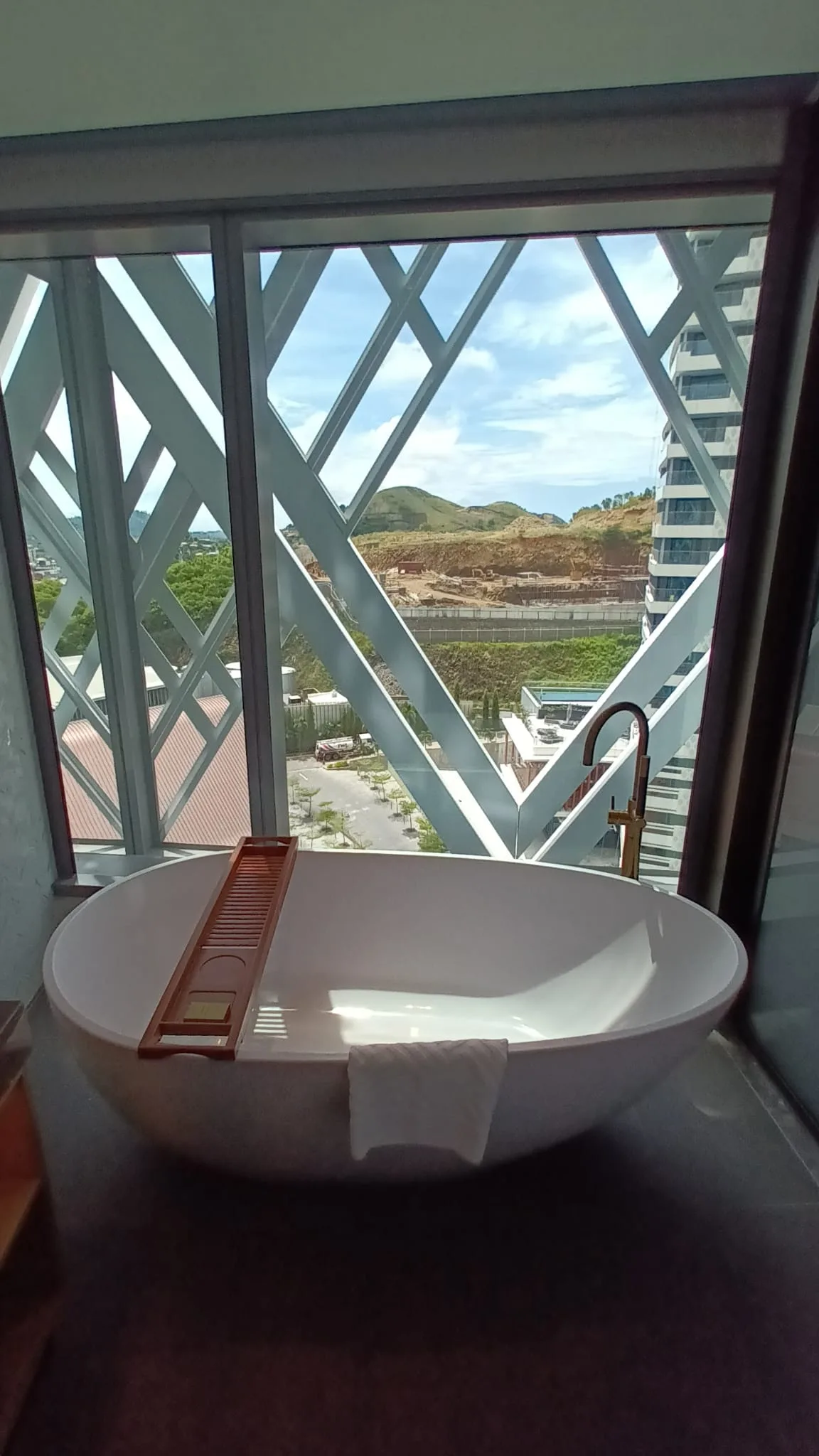 Ferienwohnung mit Badewanne und Blick auf Berge