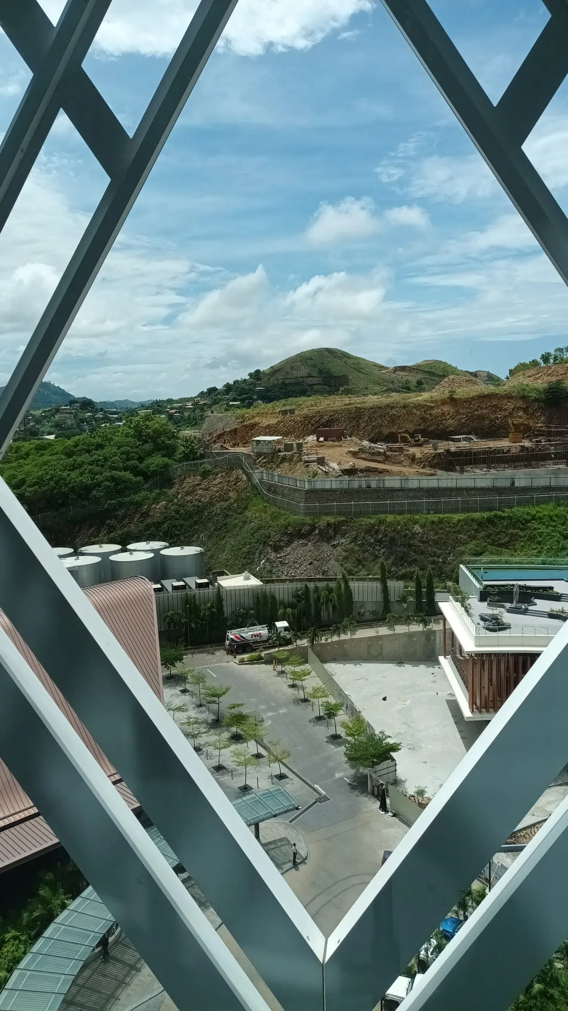 Hotelhof mit Pool und Bergblick