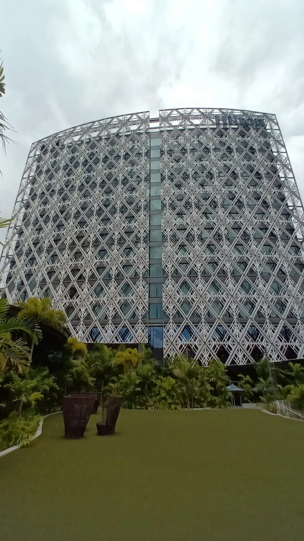 Hilton-Hotelgebäude mit geometrischer Fassadenstruktur