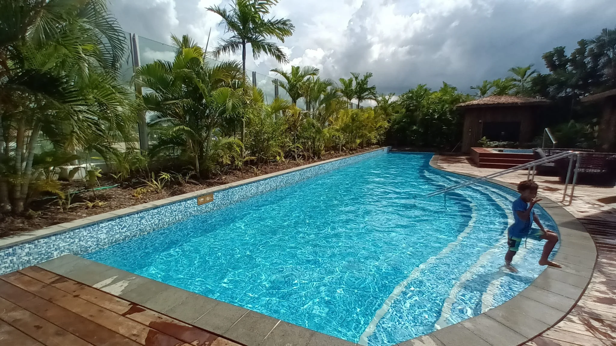 Außenbereich mit Pool und Palmen im Hotel
