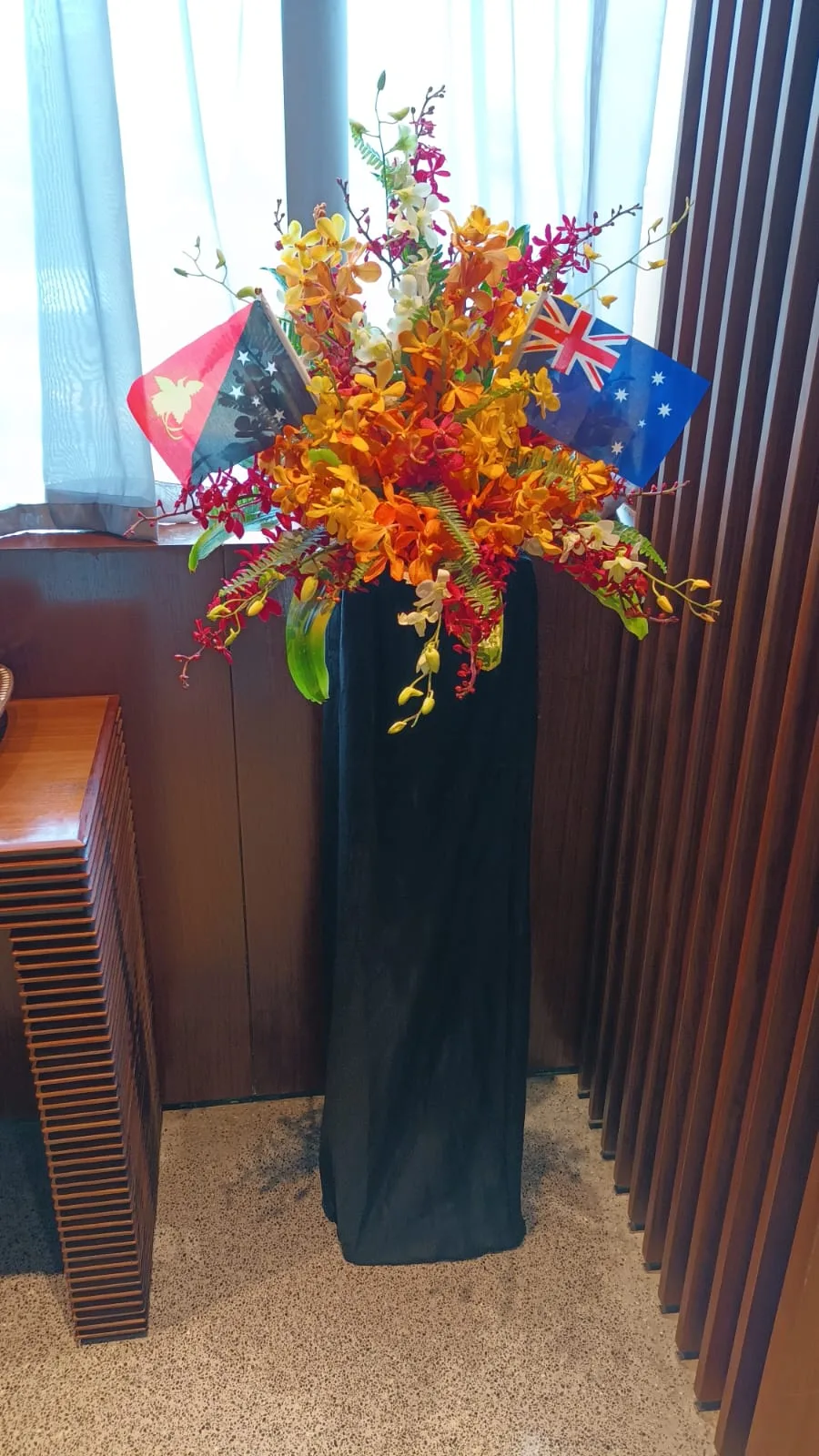 Blumendekoration mit australischer und papua-neuguineischer Flagge