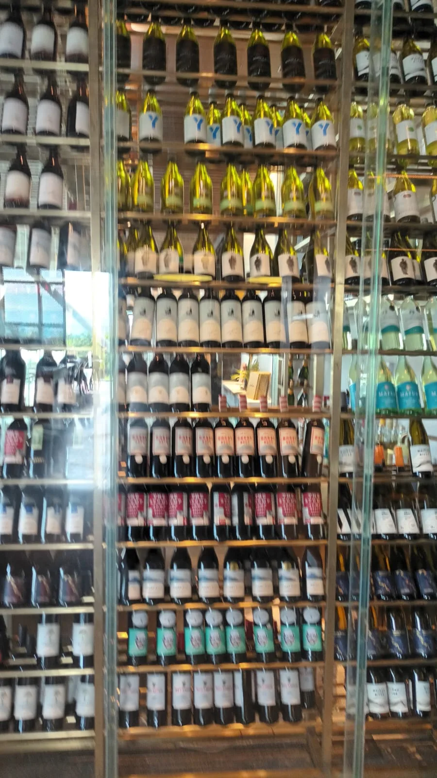 Weinregal mit verschiedenen Flaschen