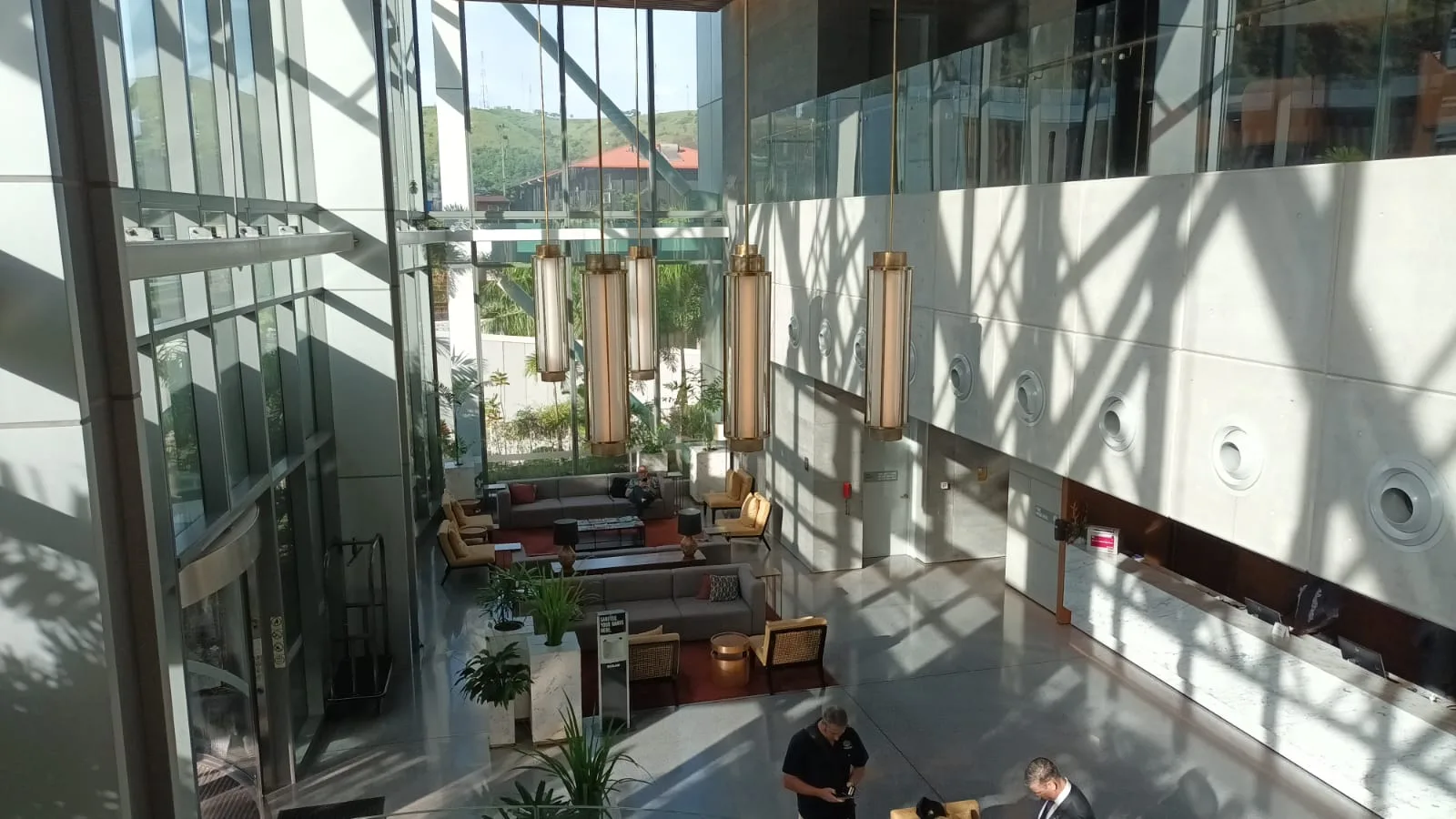 Lobbybereich eines Hotels mit Sitzmöbeln und Glasfassade