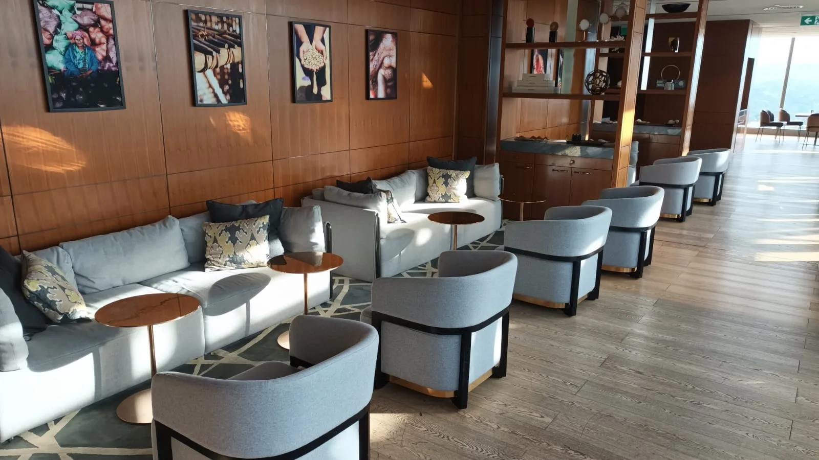 Loungebereich mit Sesseln und Couch im Hotel