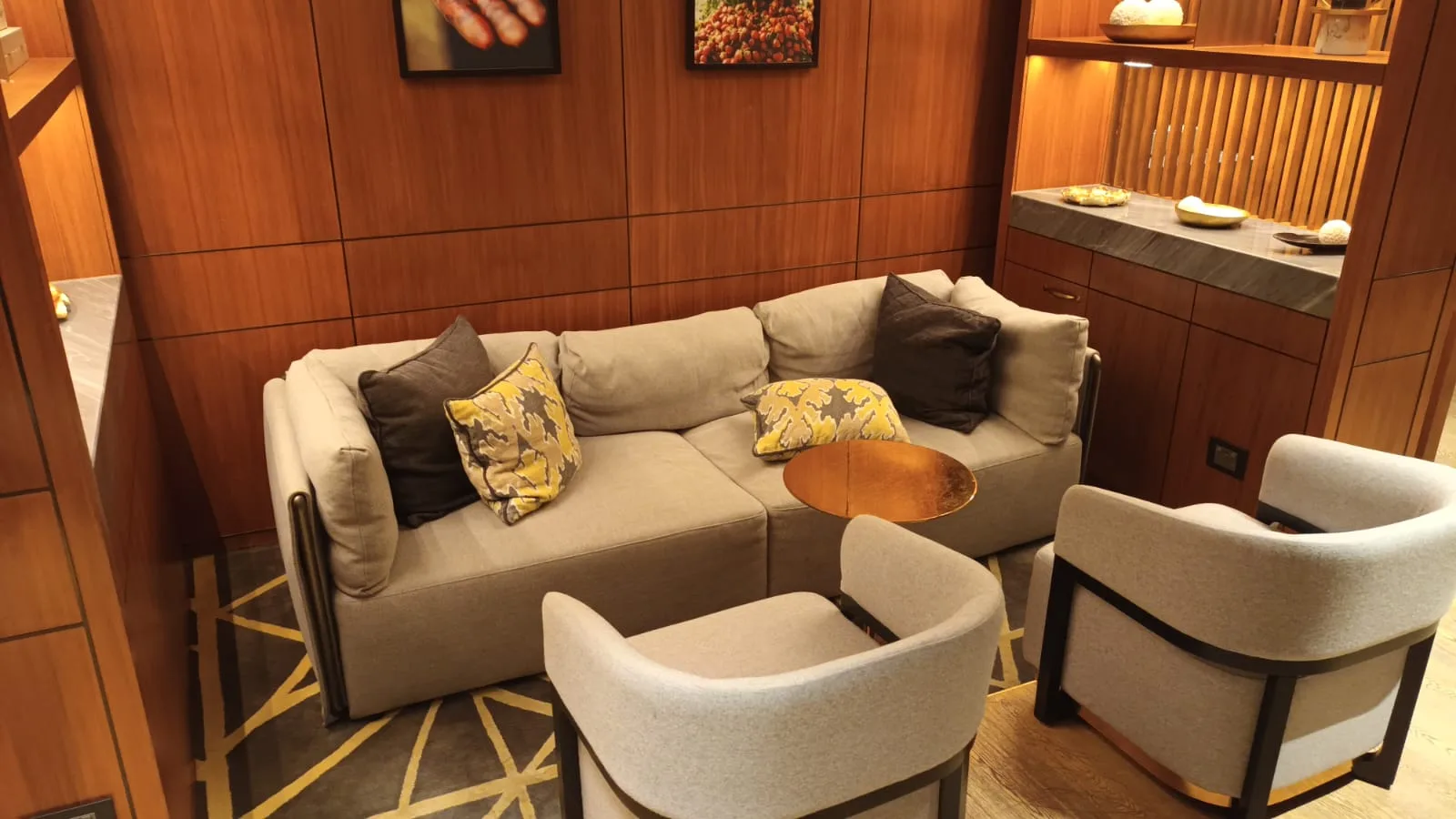 Hotellobby mit Sitzmöbeln und dekorativen Kissen