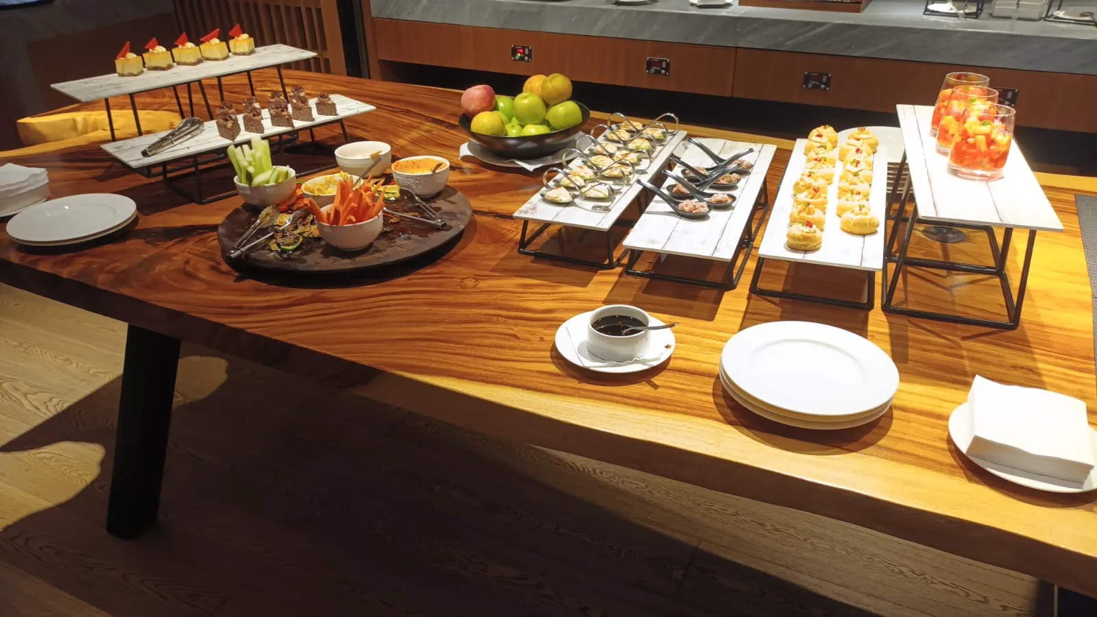 Frühstückstablett mit verschiedenen Snacks und Obst auf Holztisch