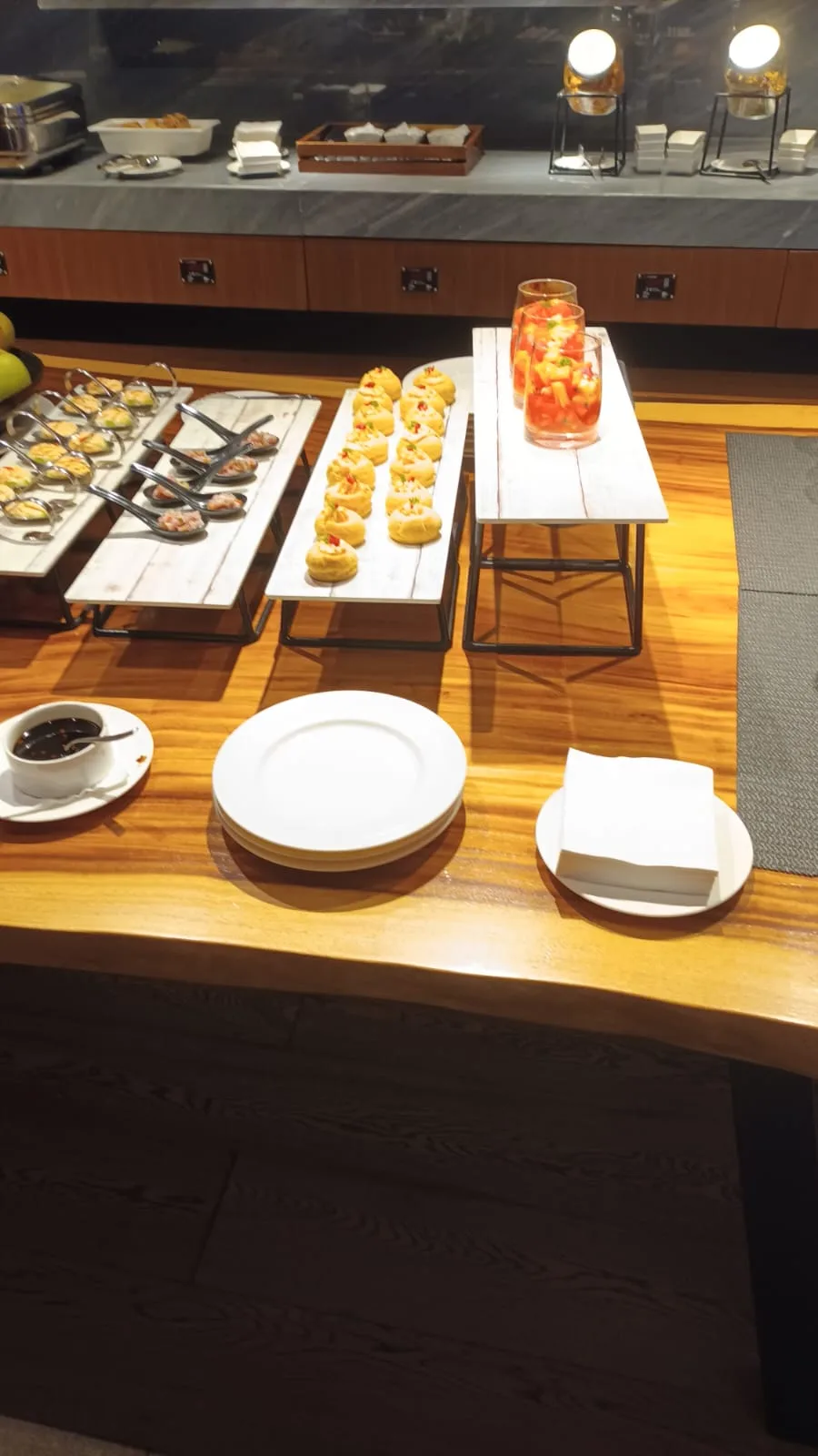 Buffet mit verschiedenen Snacks und Getränken auf Holztischen