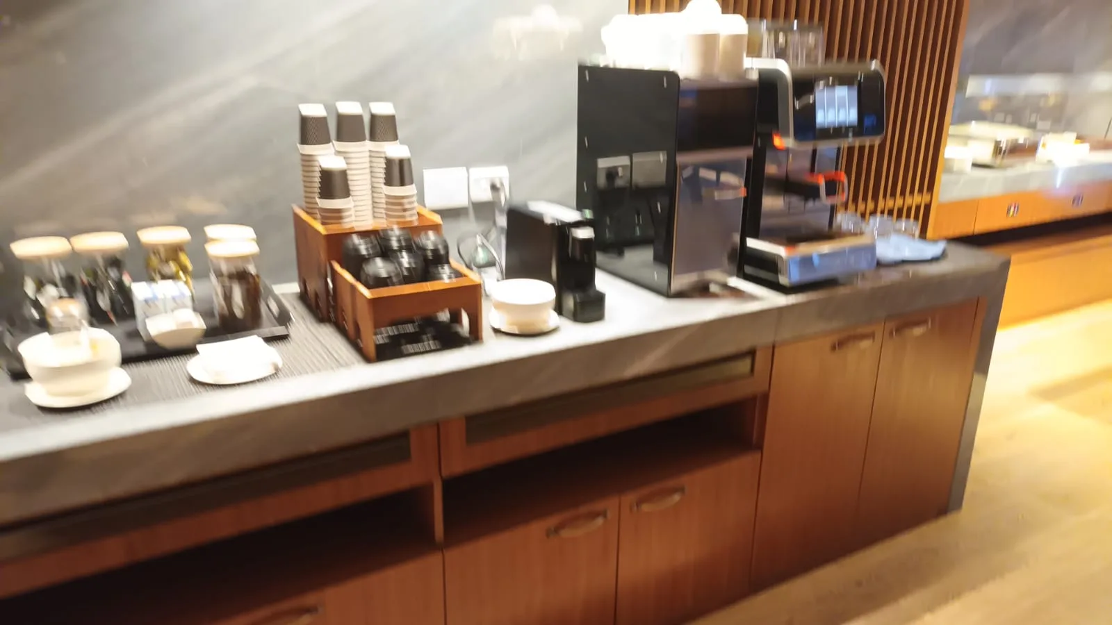 Kaffeebereich mit Kaffeemaschine und Getränkebehältern