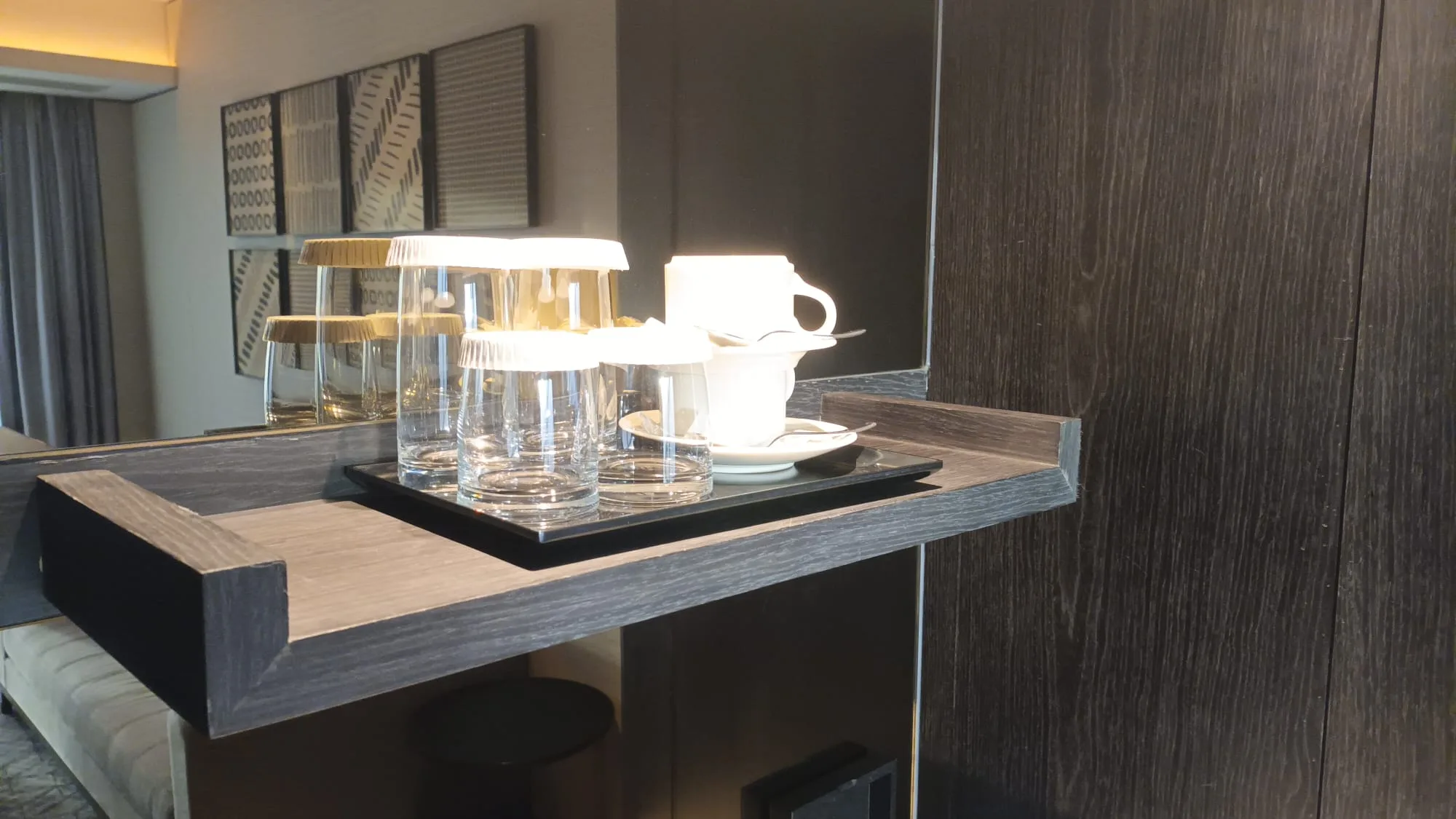 Hotelzimmertisch mit Gläsern und Kaffeetasse